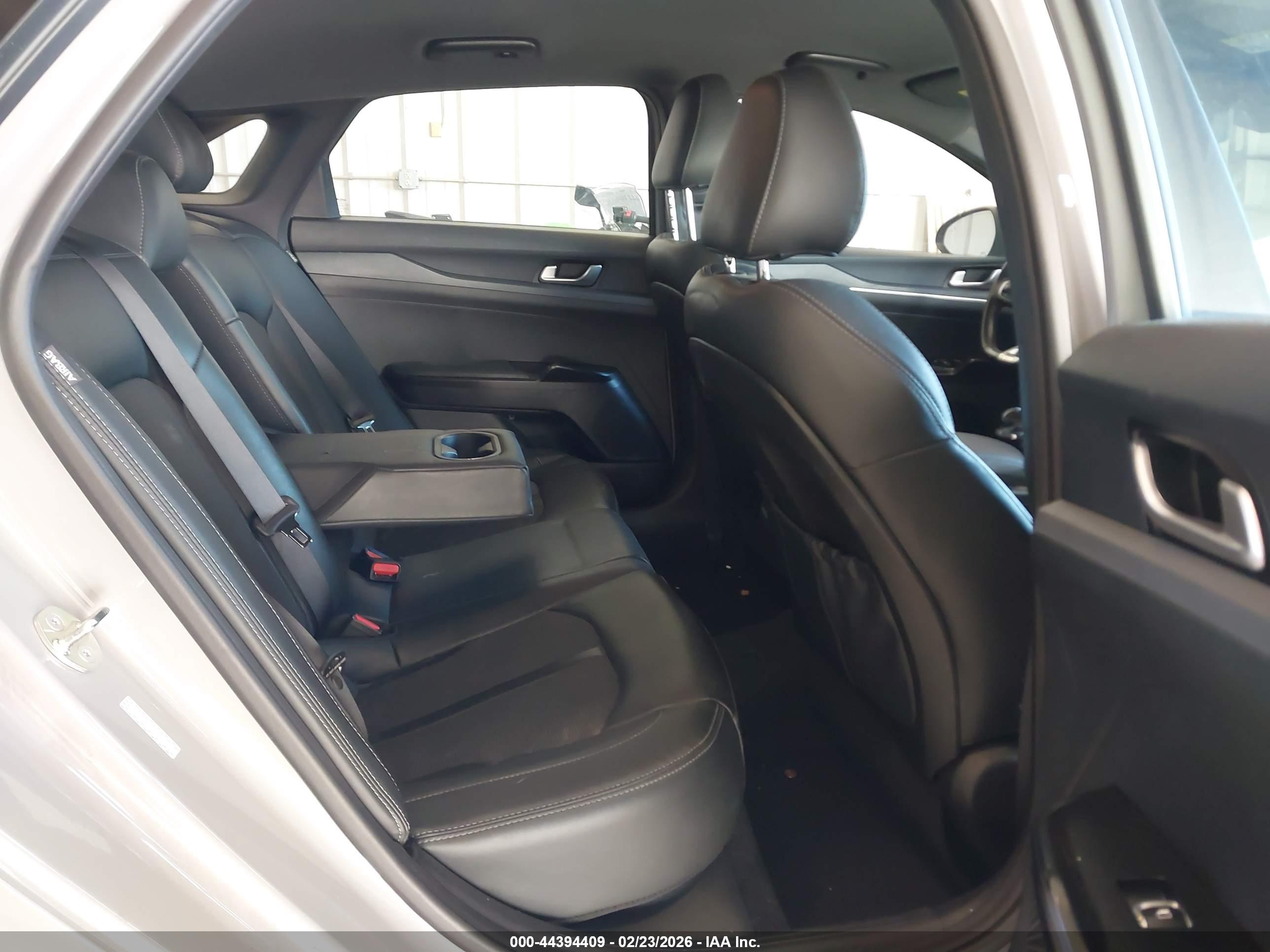 KIA K5 image 8