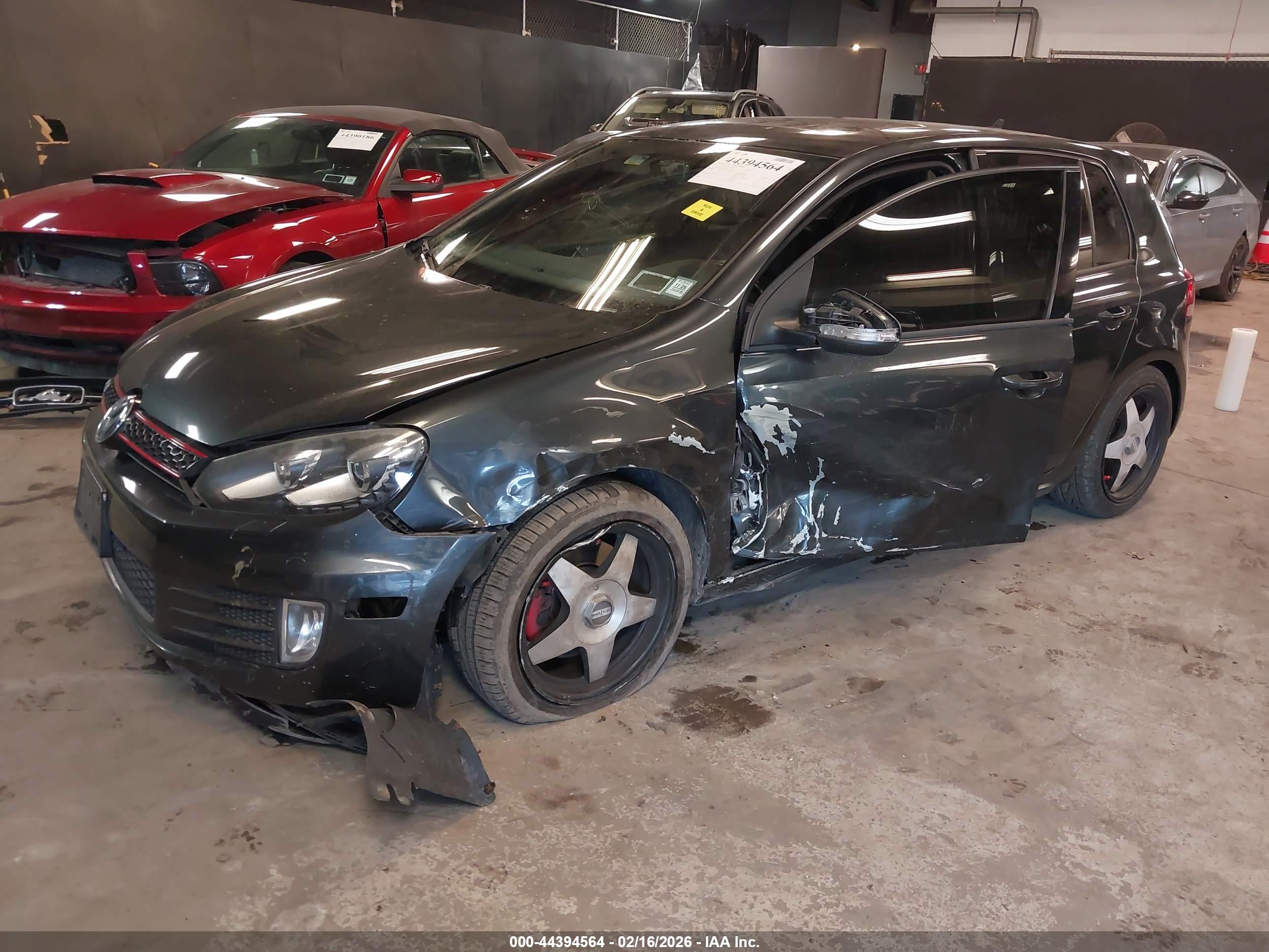 VOLKSWAGEN GTI image 2