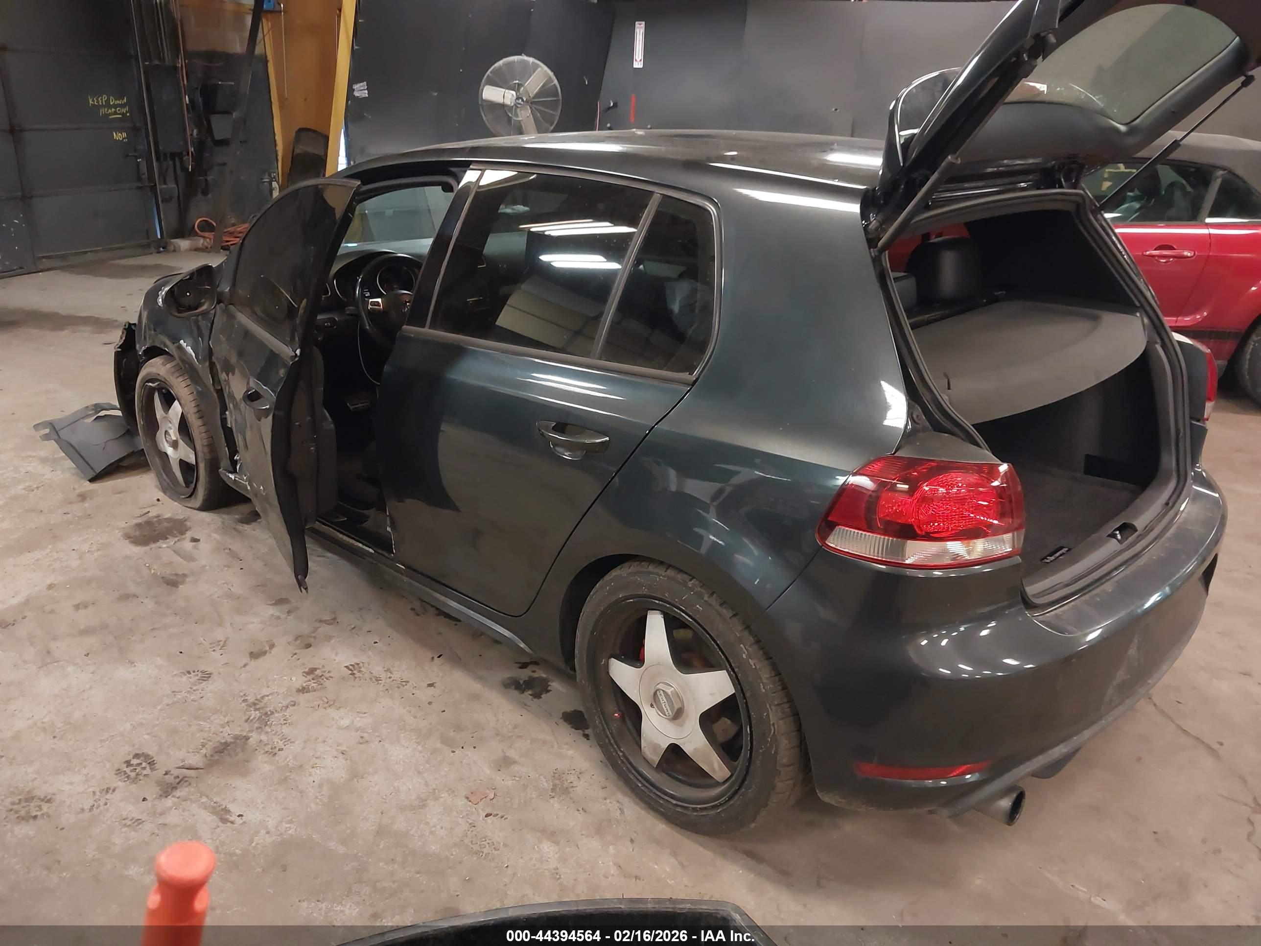 VOLKSWAGEN GTI image 3