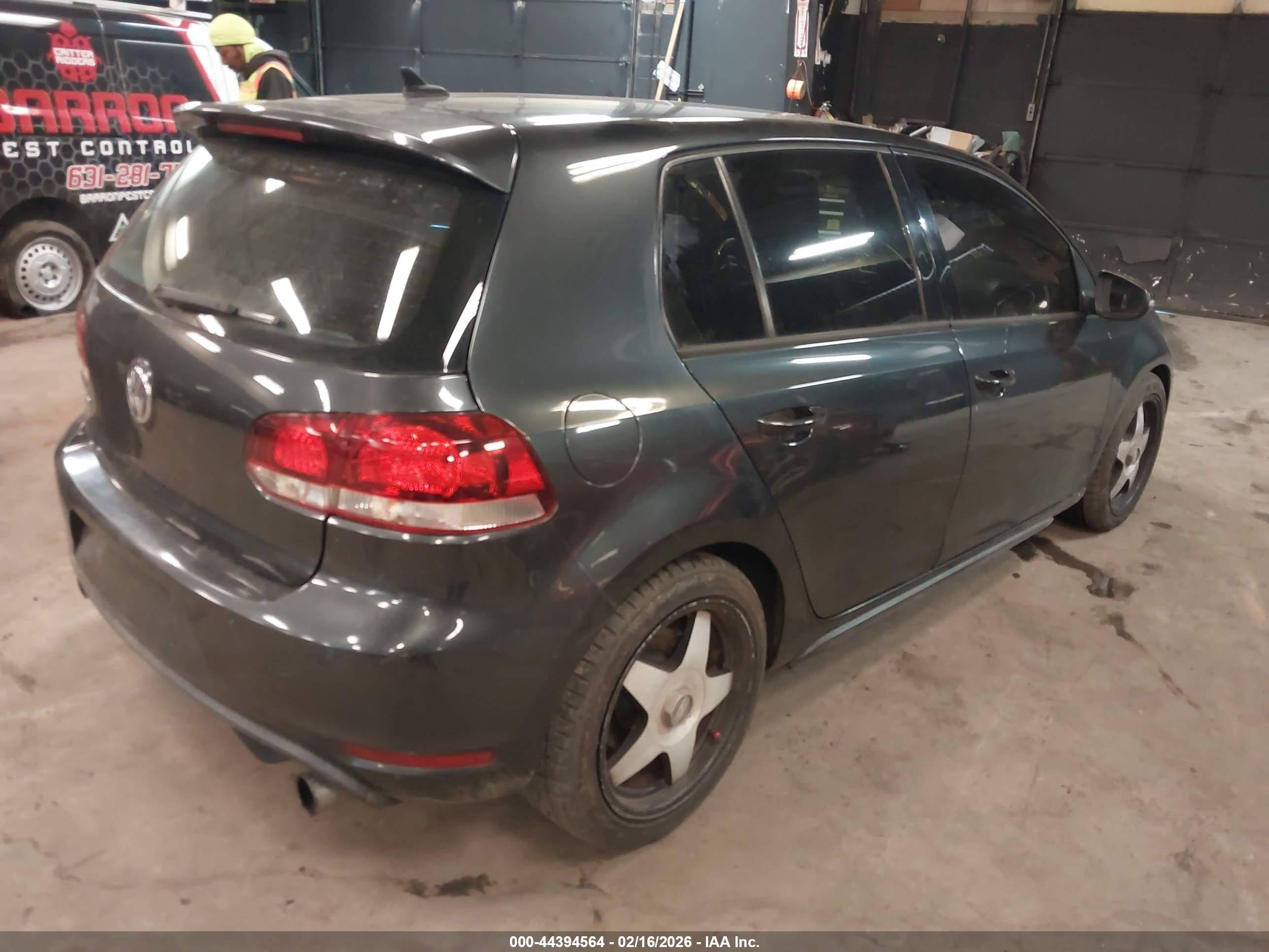 VOLKSWAGEN GTI image 4