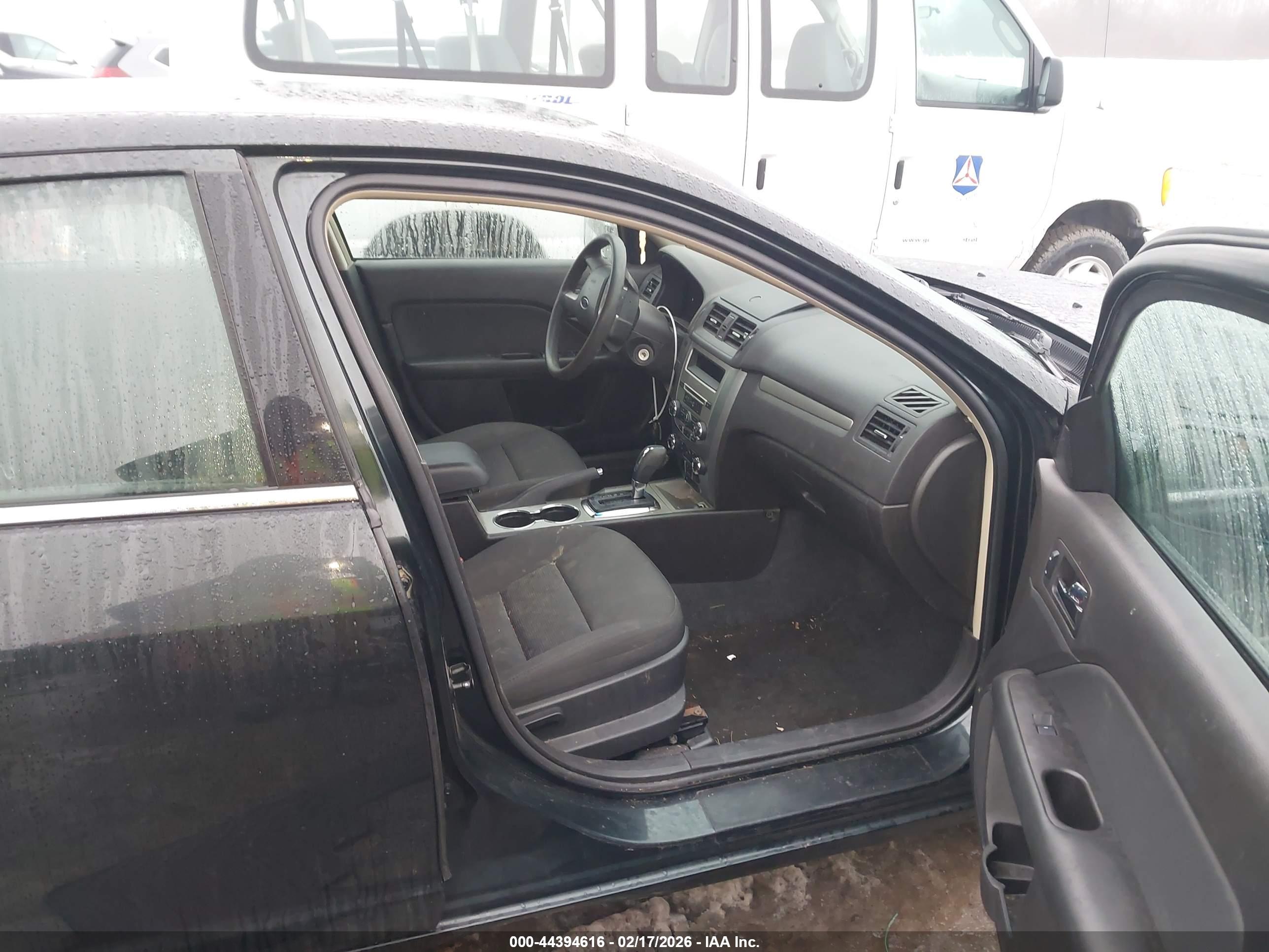 FORD FUSION image 5