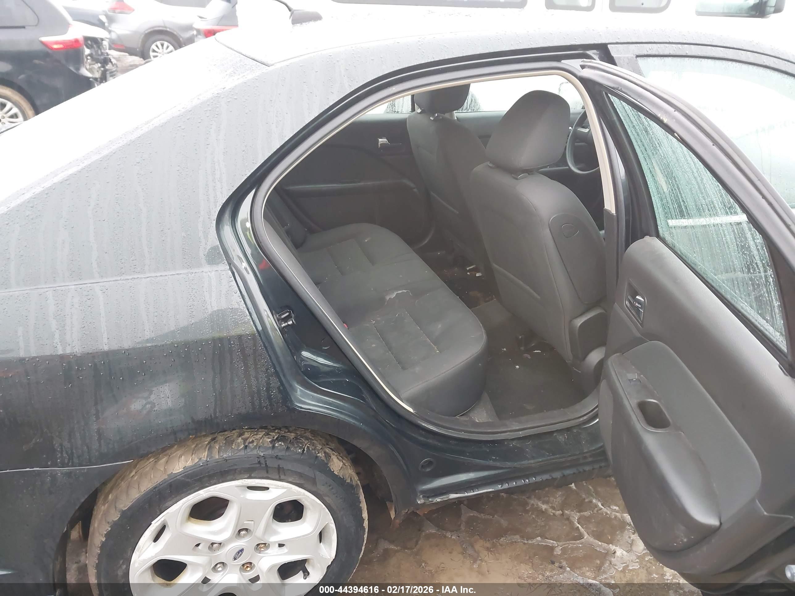 FORD FUSION image 8