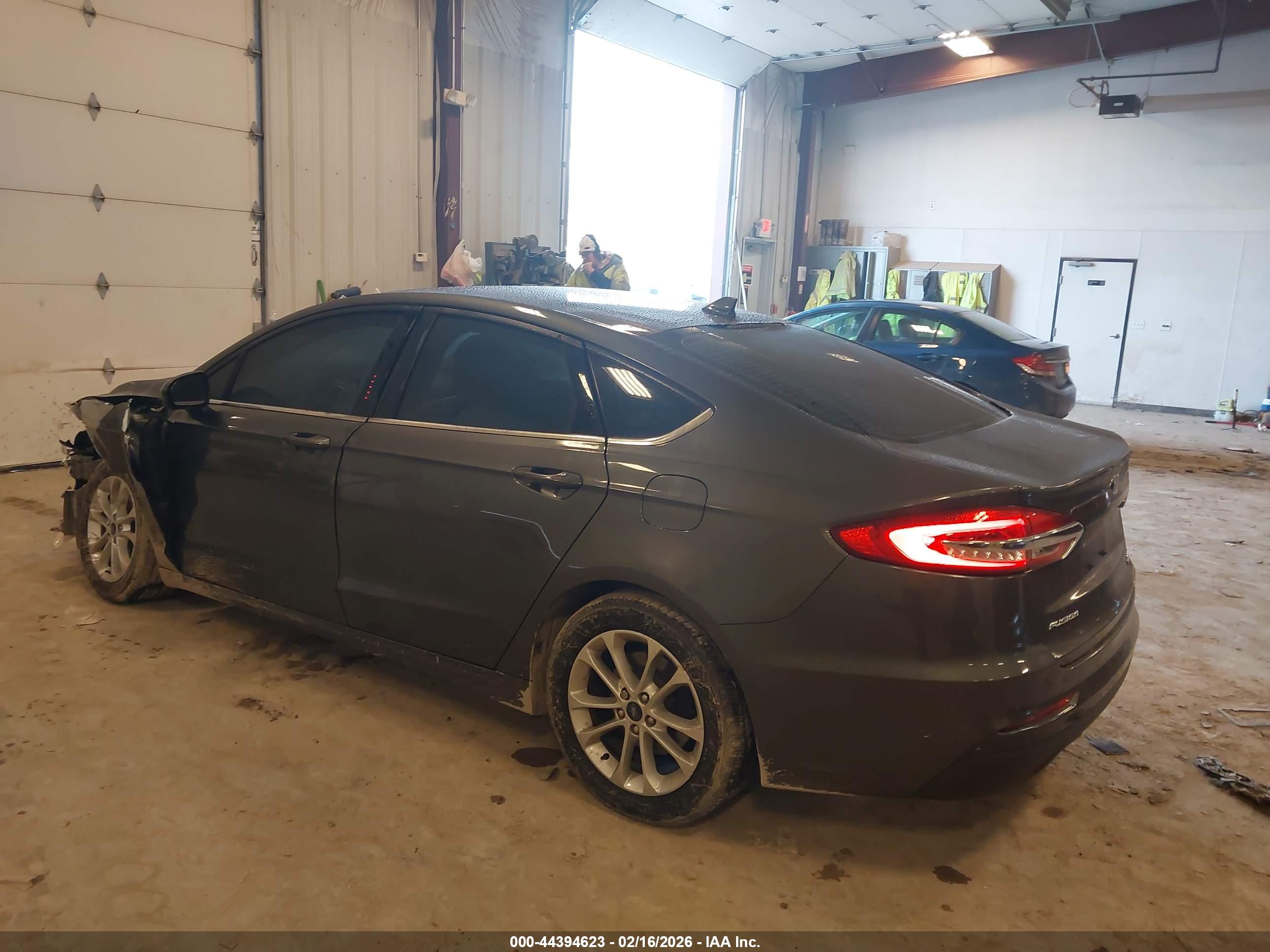 FORD FUSION image 3