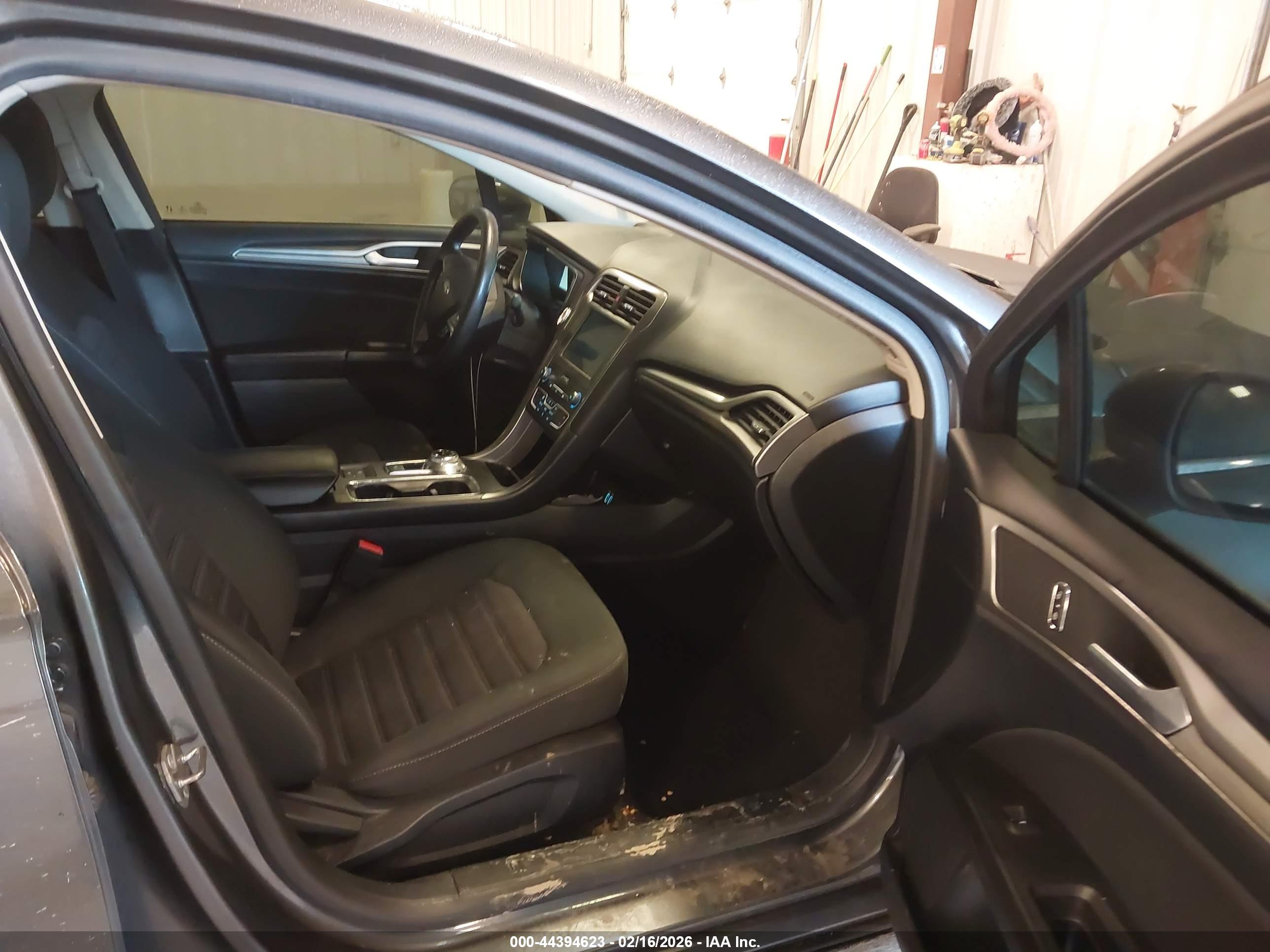 FORD FUSION image 5