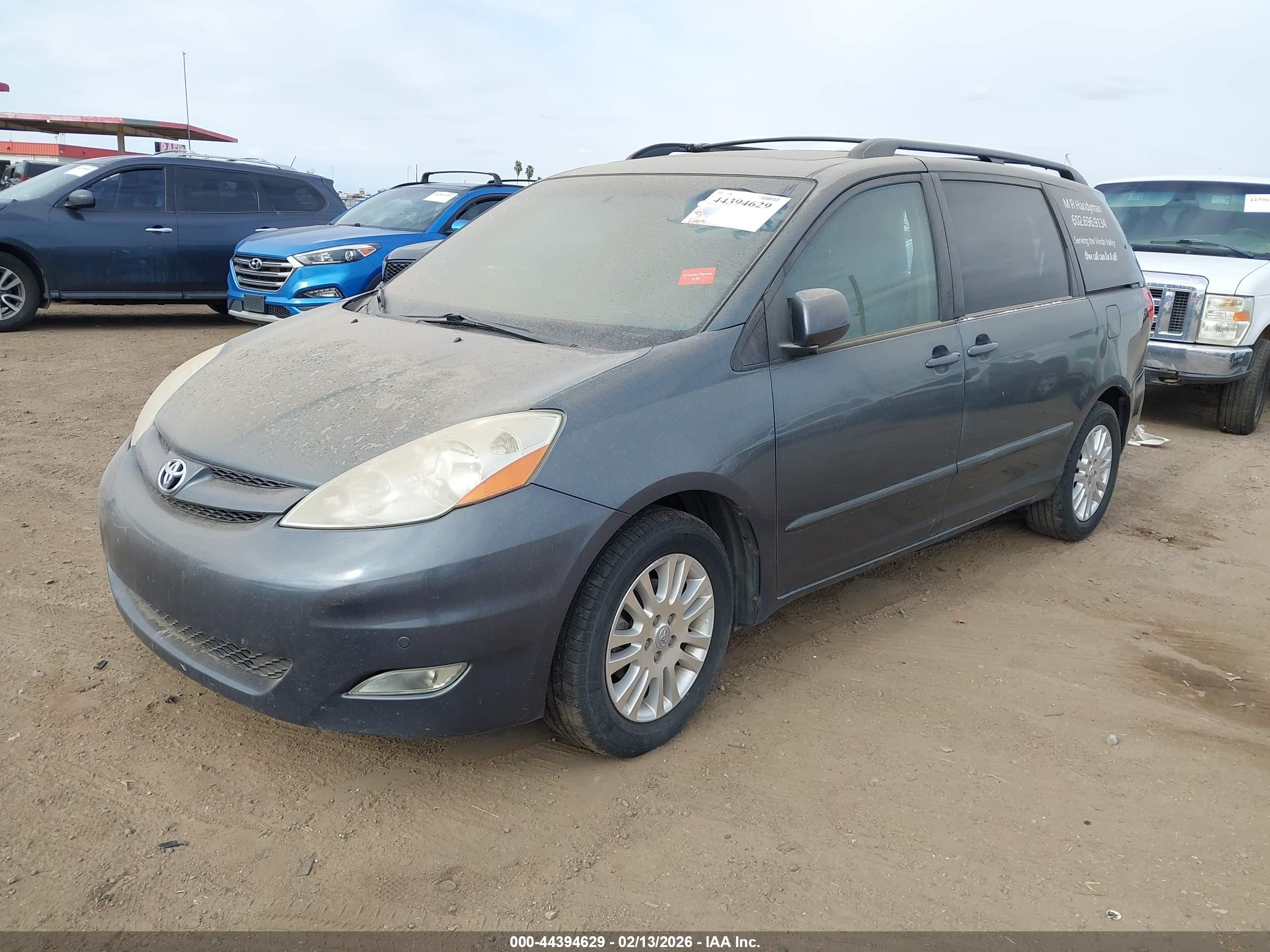 TOYOTA SIENNA image 2