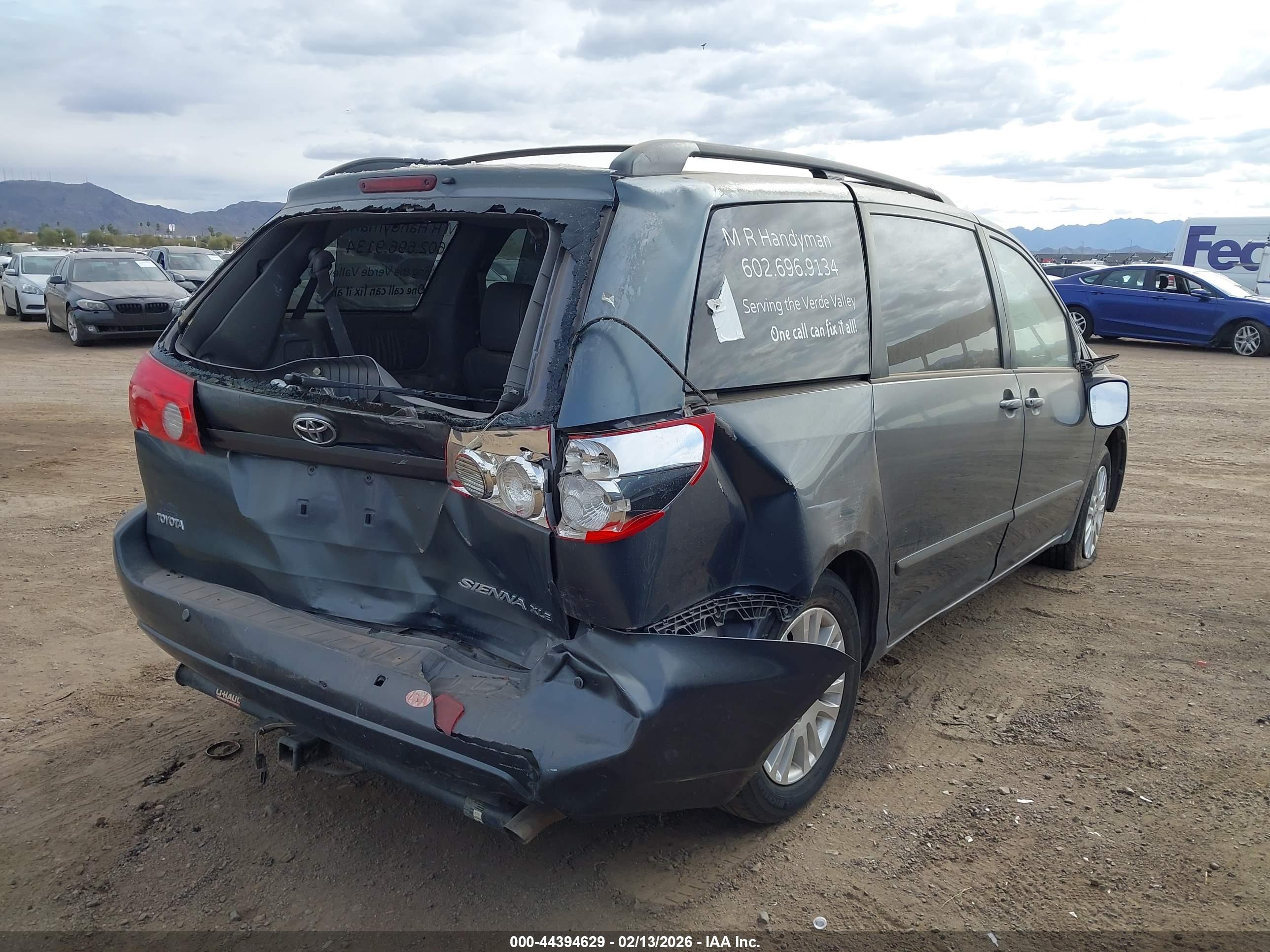 TOYOTA SIENNA image 4