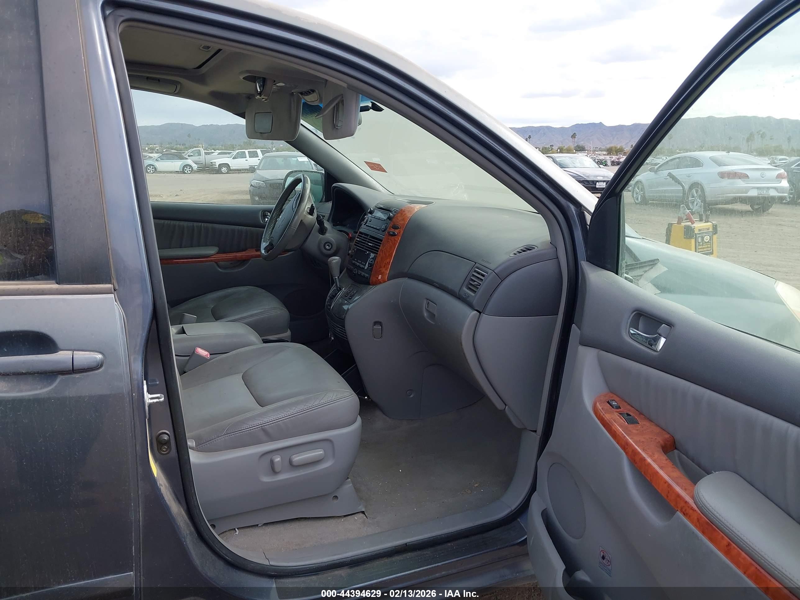 TOYOTA SIENNA image 5