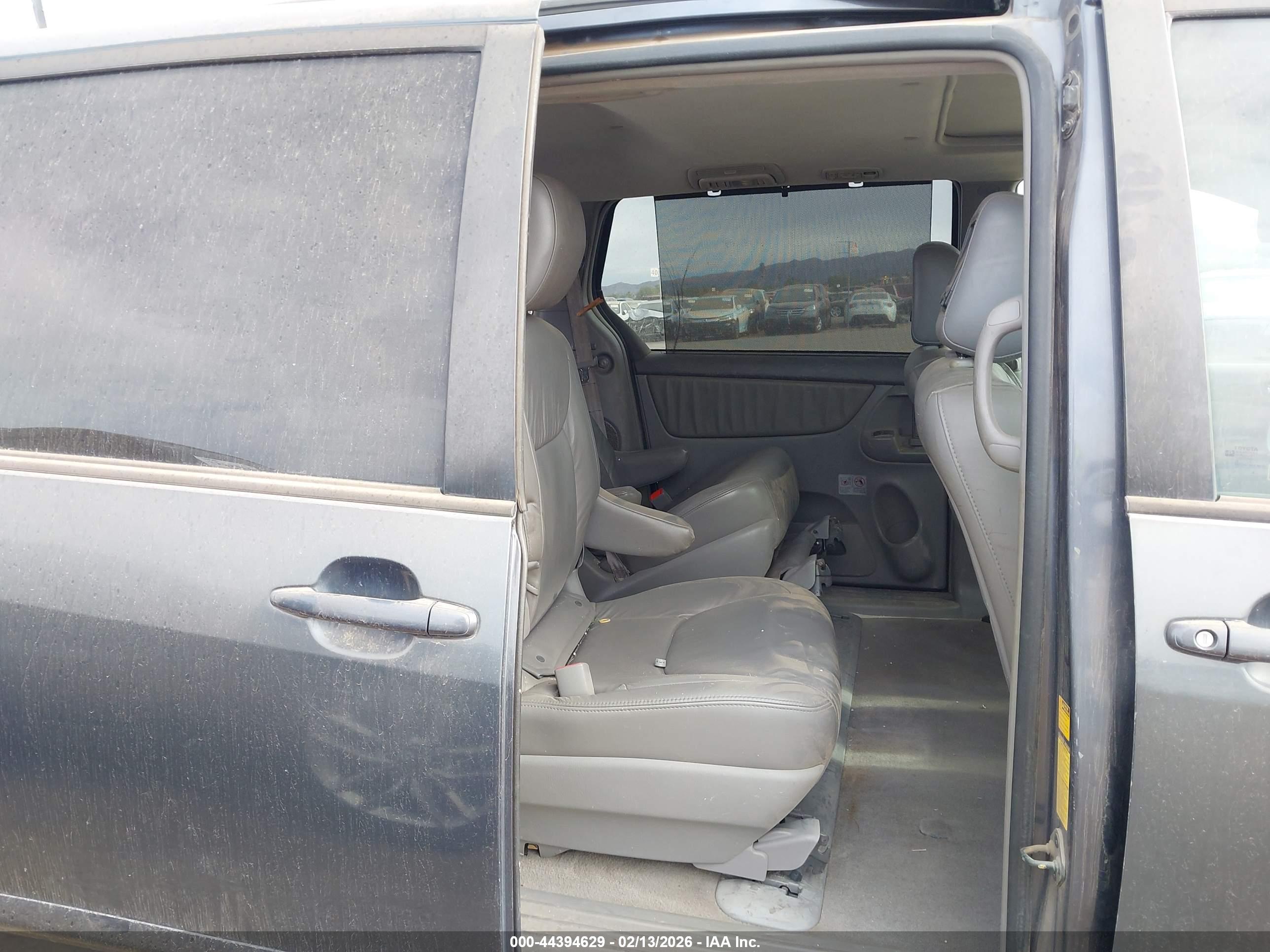 TOYOTA SIENNA image 8