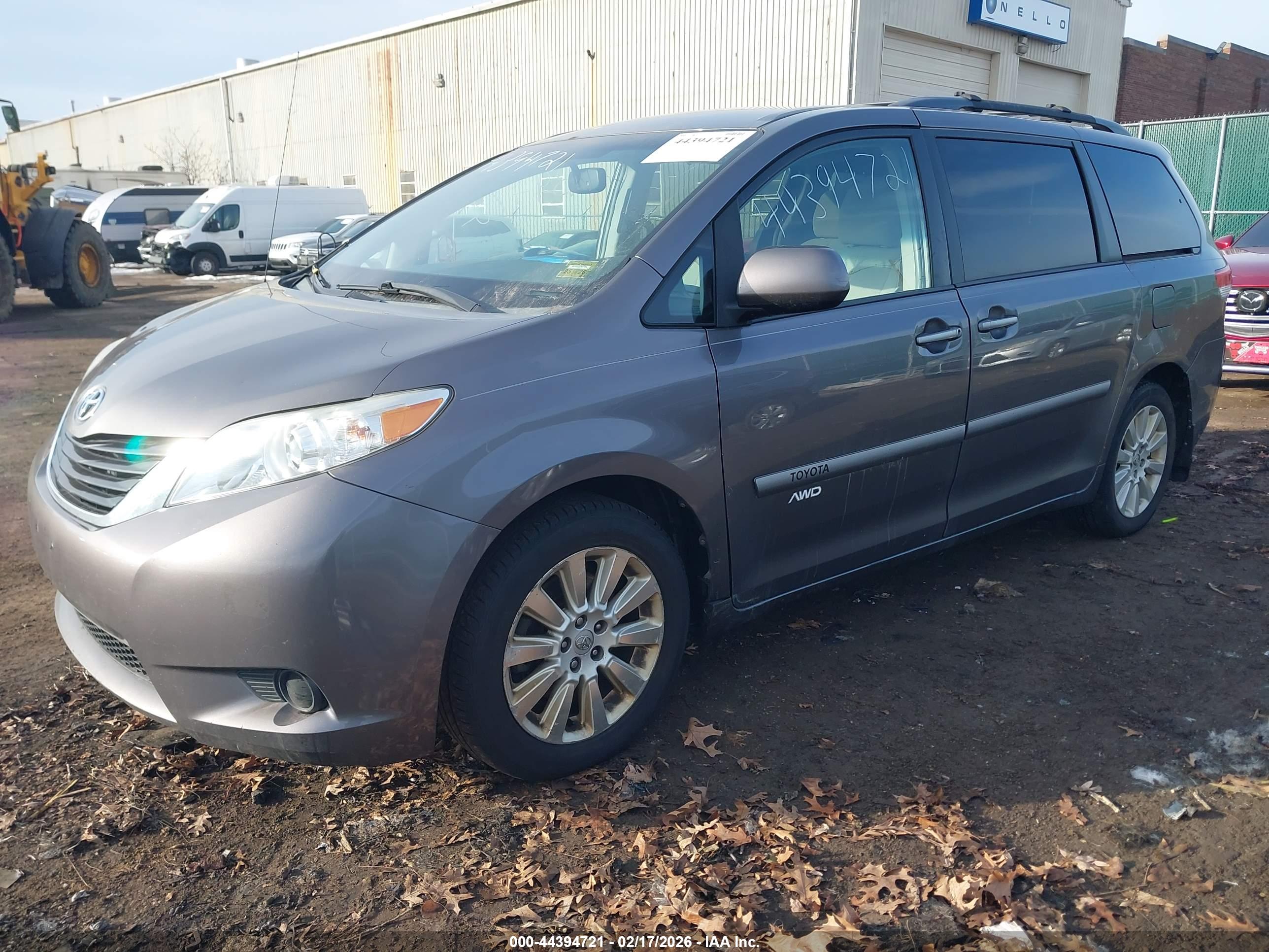TOYOTA SIENNA image 2