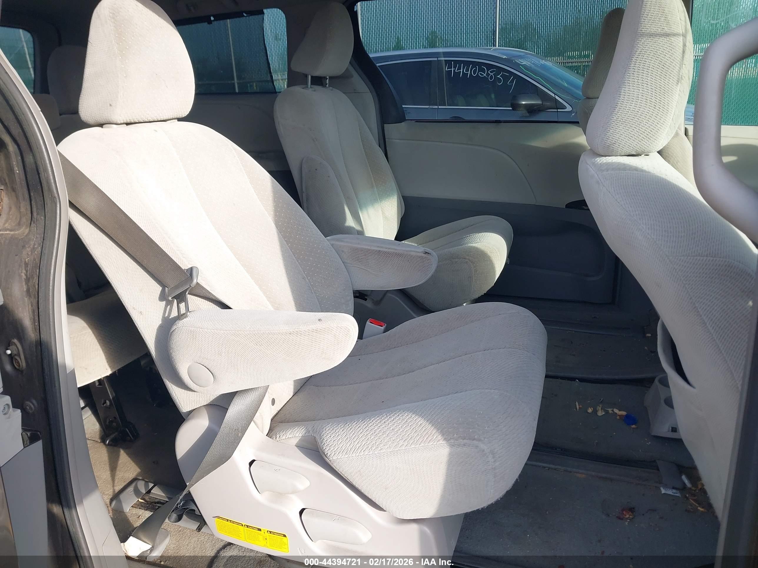 TOYOTA SIENNA image 8