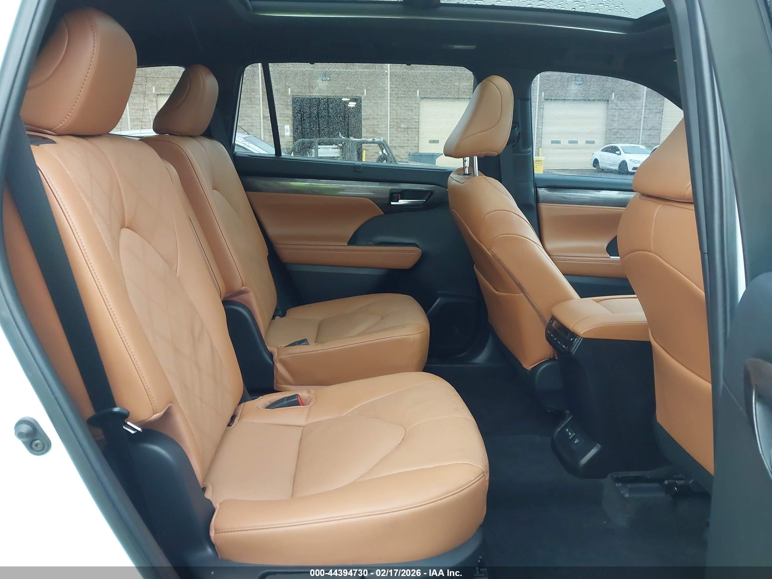 TOYOTA HIGHLANDER image 8