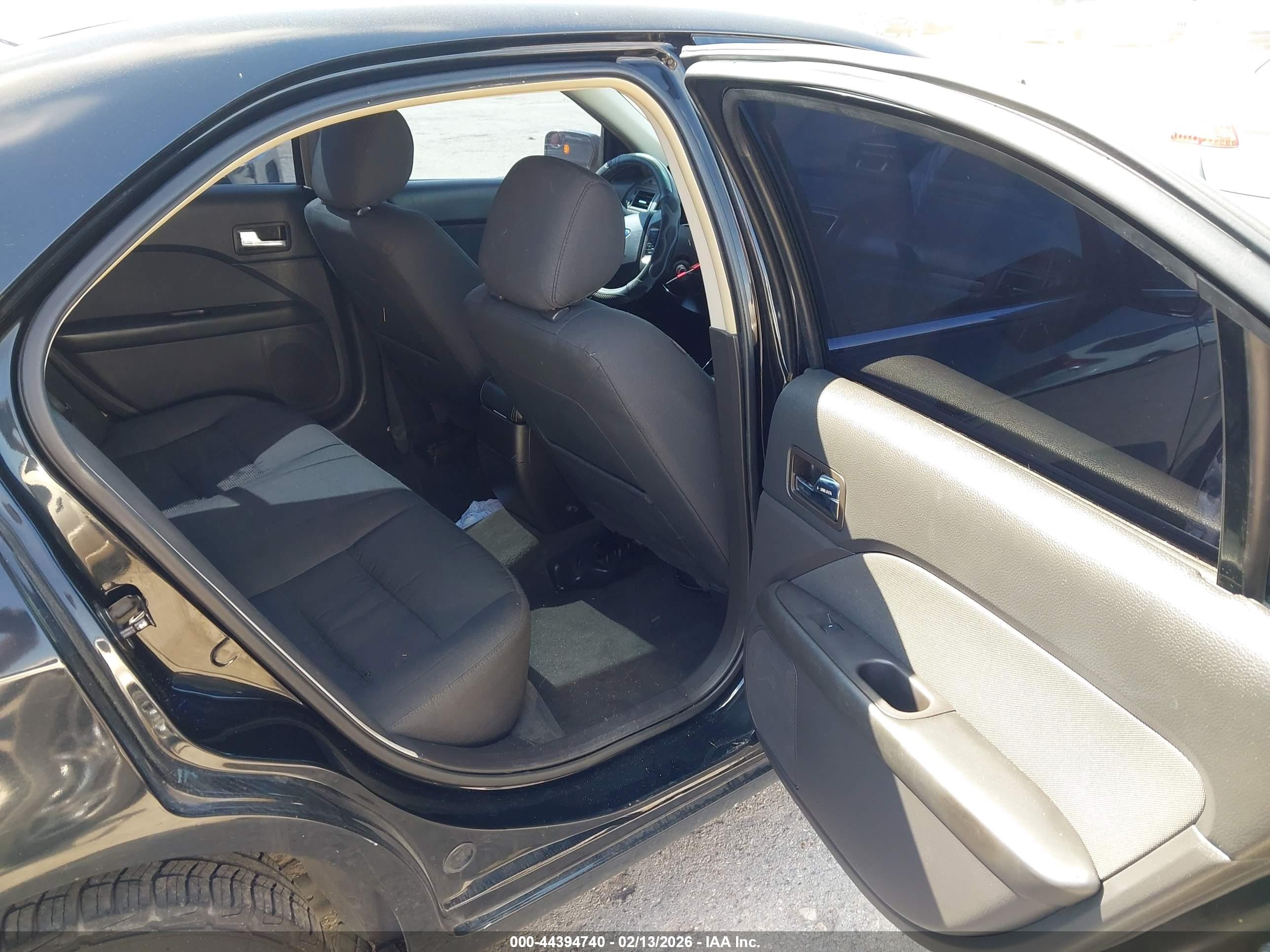 FORD FUSION image 8