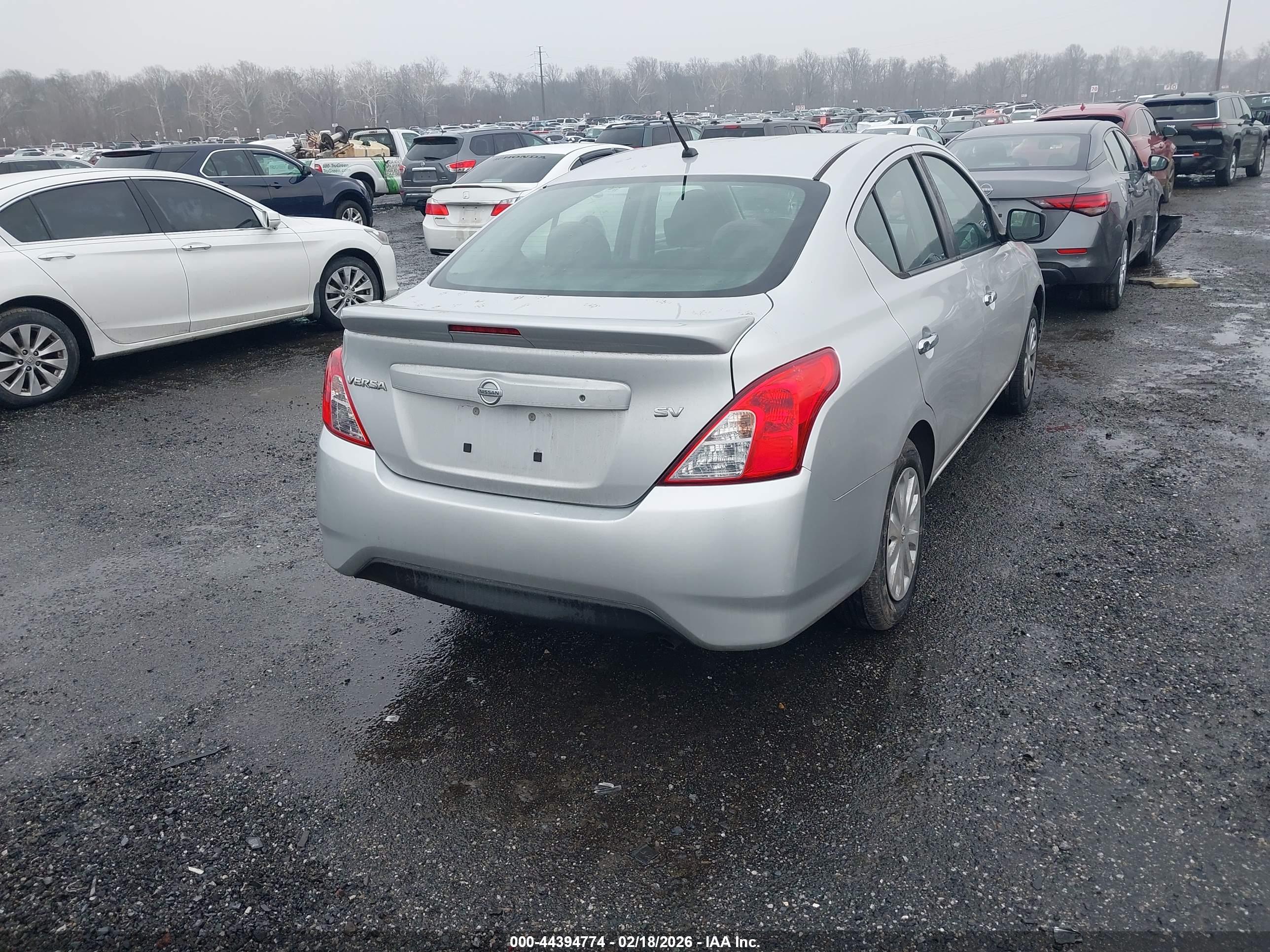 NISSAN VERSA image 4
