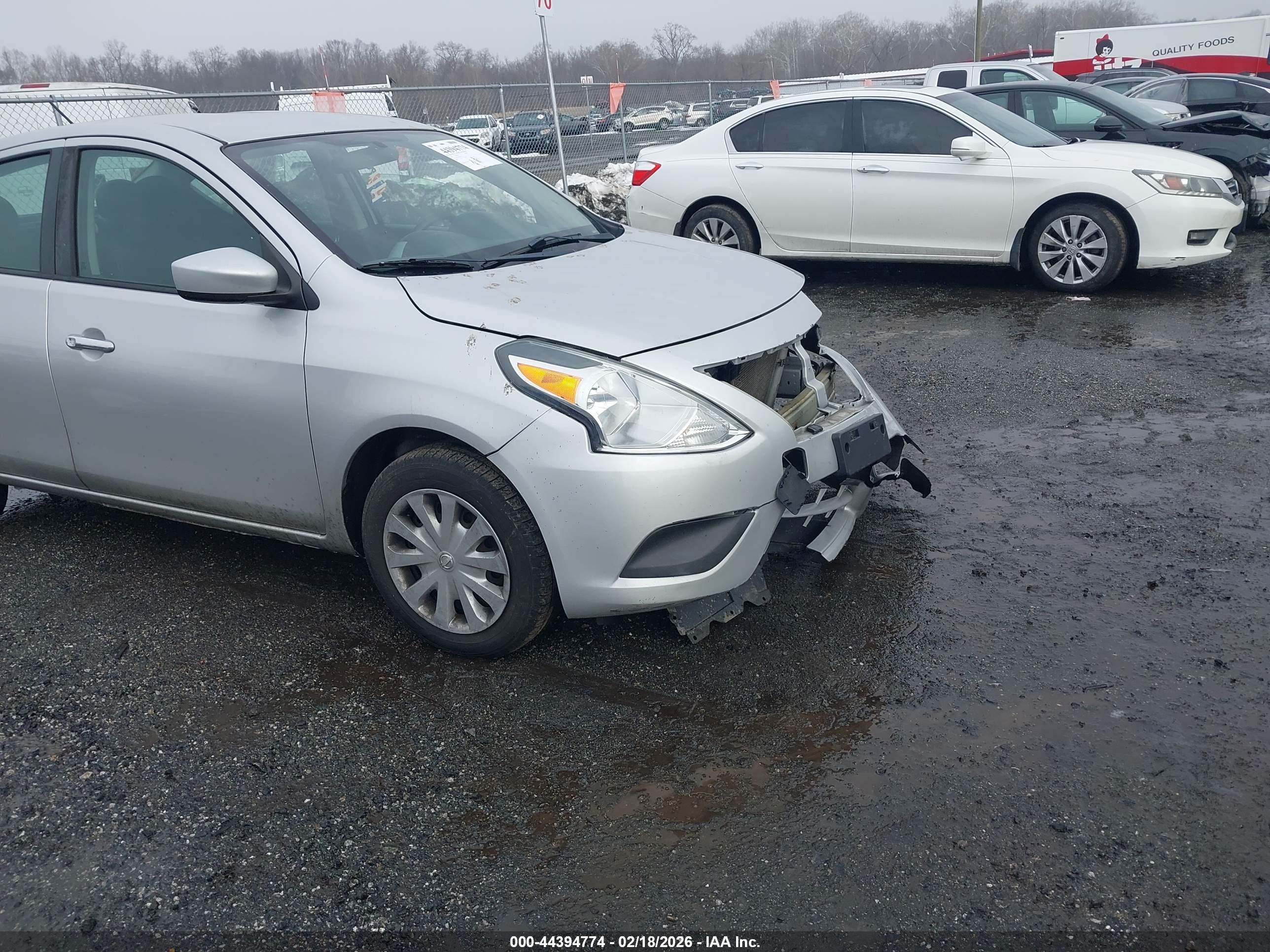 NISSAN VERSA image 6