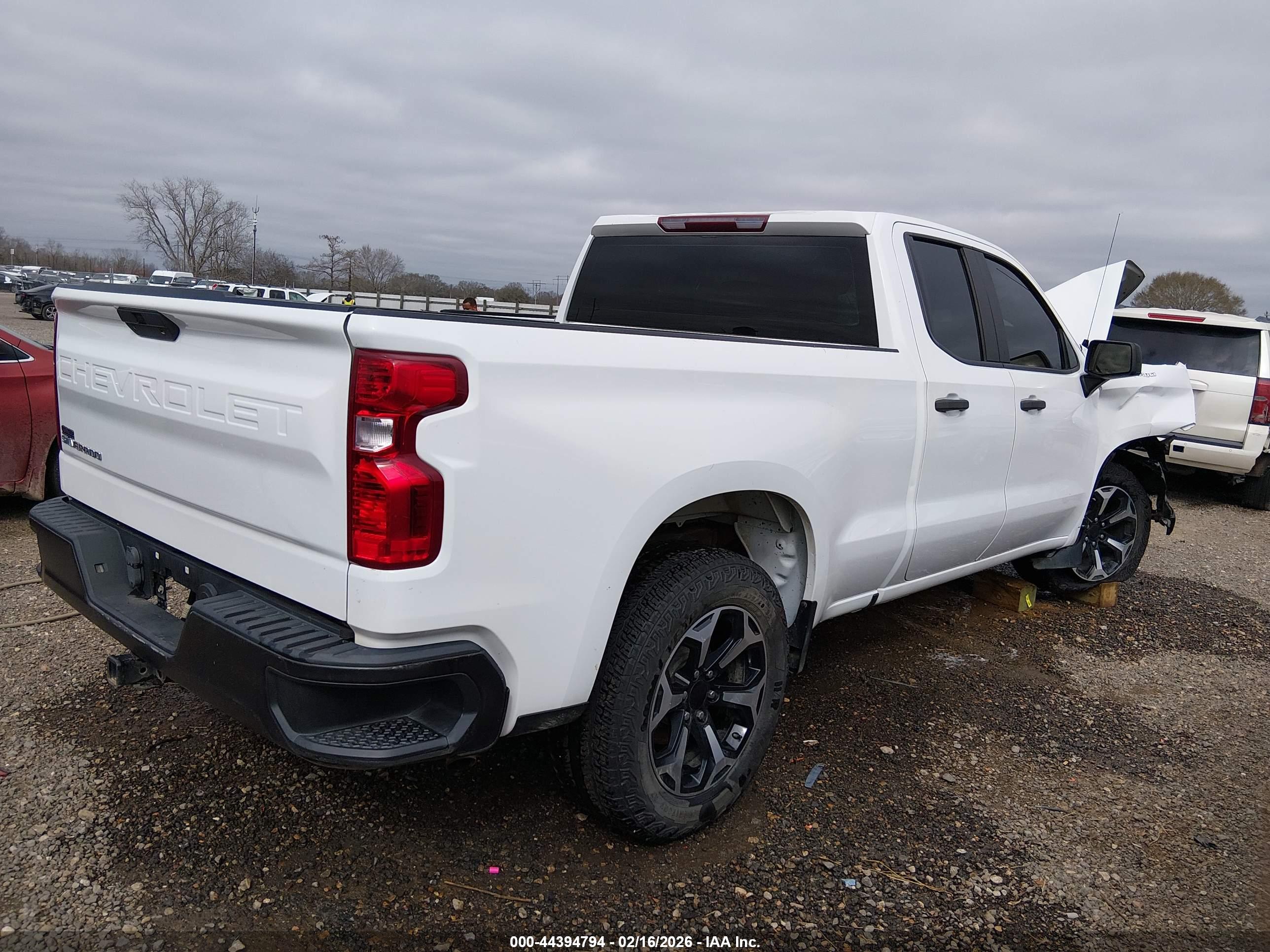 CHEVROLET SILVERADO image 4