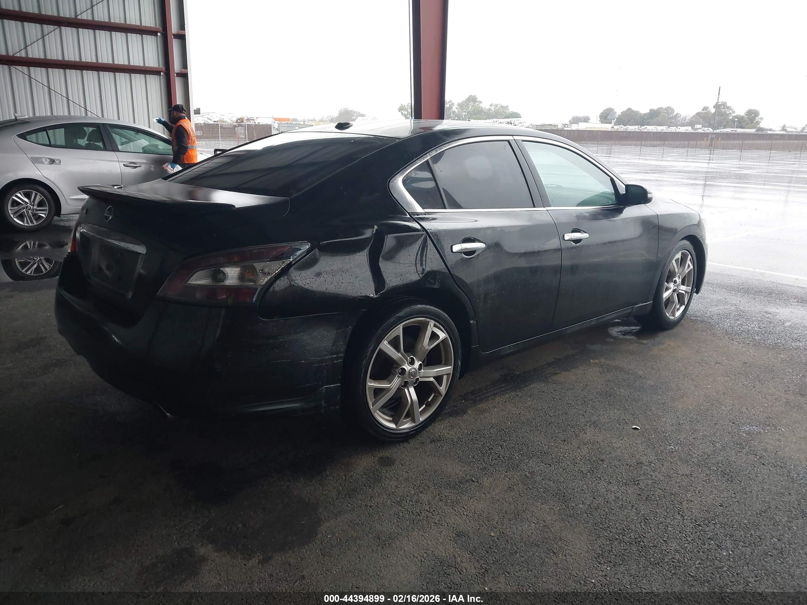 NISSAN MAXIMA image 4