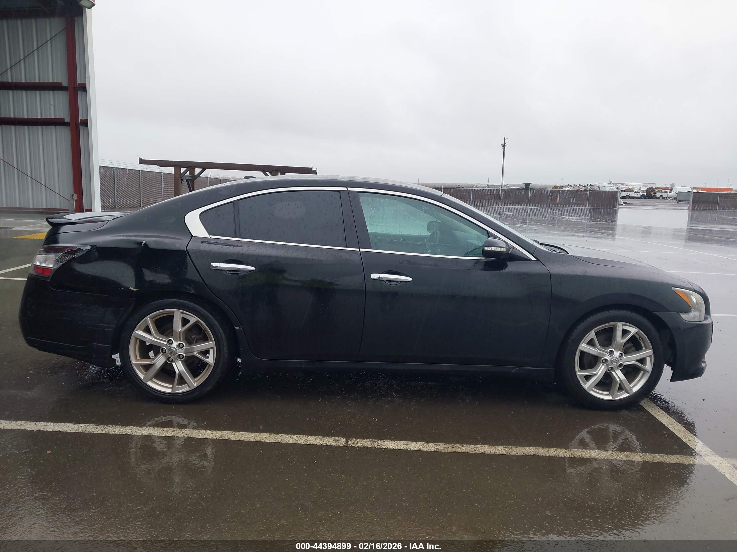 NISSAN MAXIMA image 6