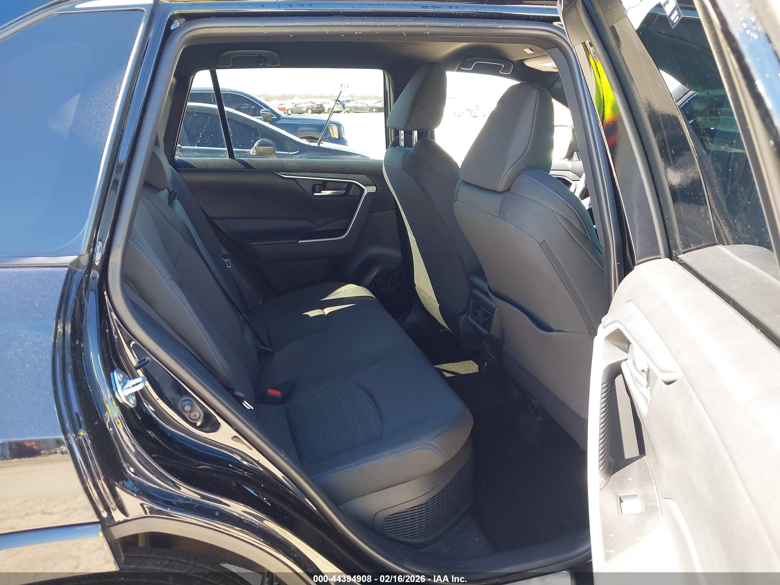 TOYOTA RAV4 image 8