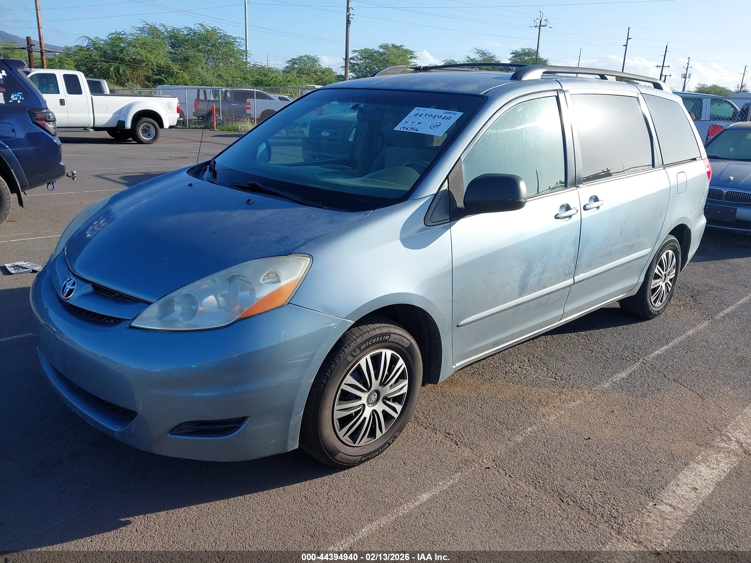 TOYOTA SIENNA image 2