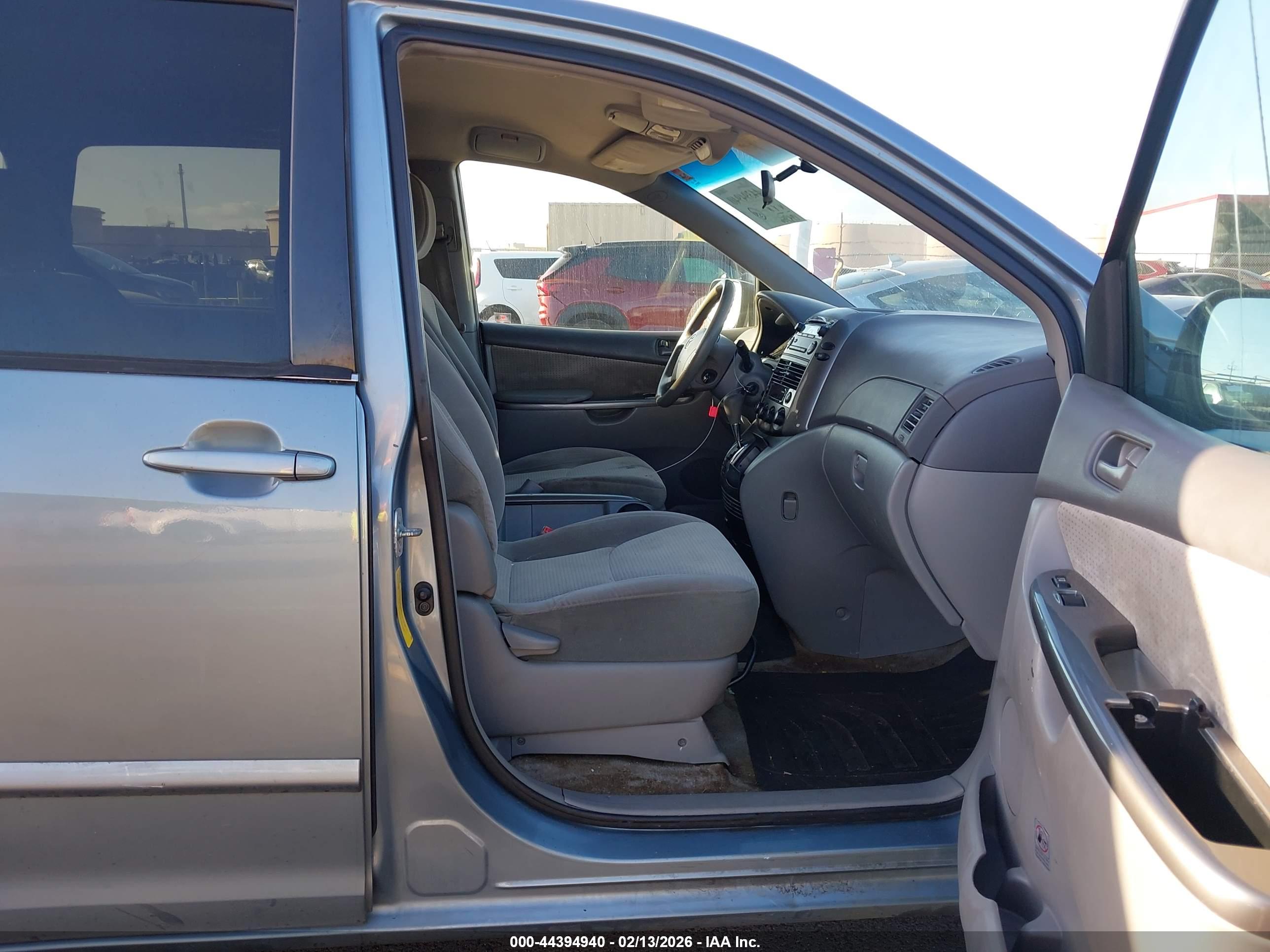 TOYOTA SIENNA image 5