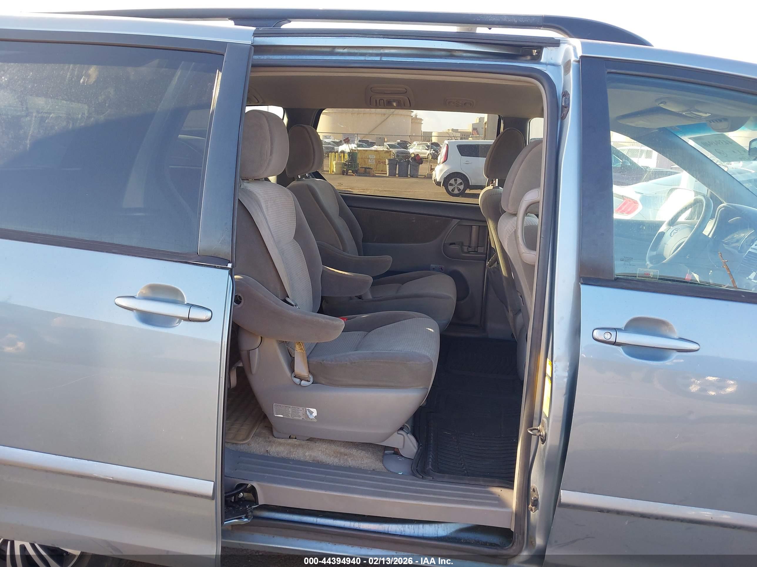 TOYOTA SIENNA image 8
