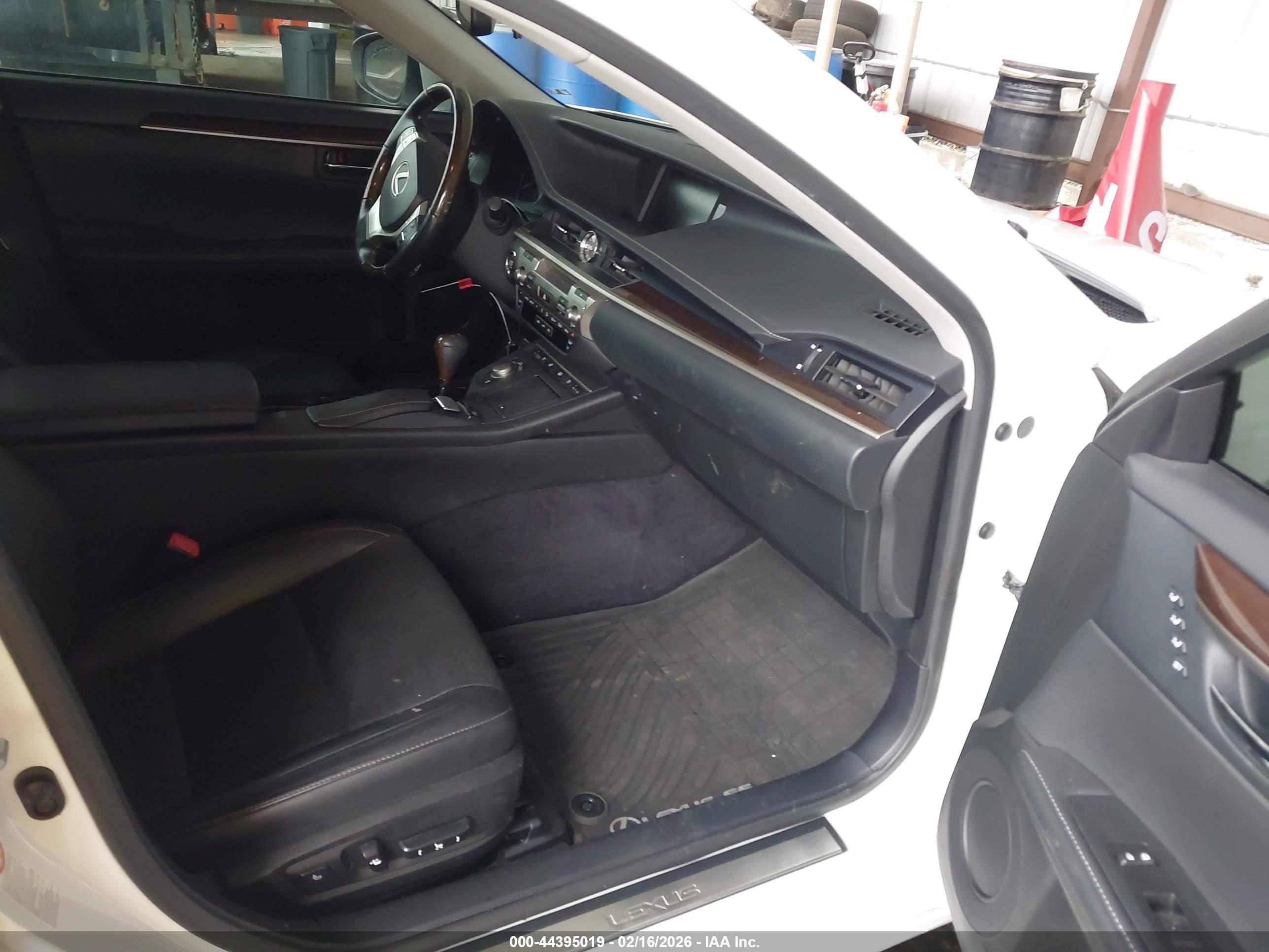 LEXUS ES image 5