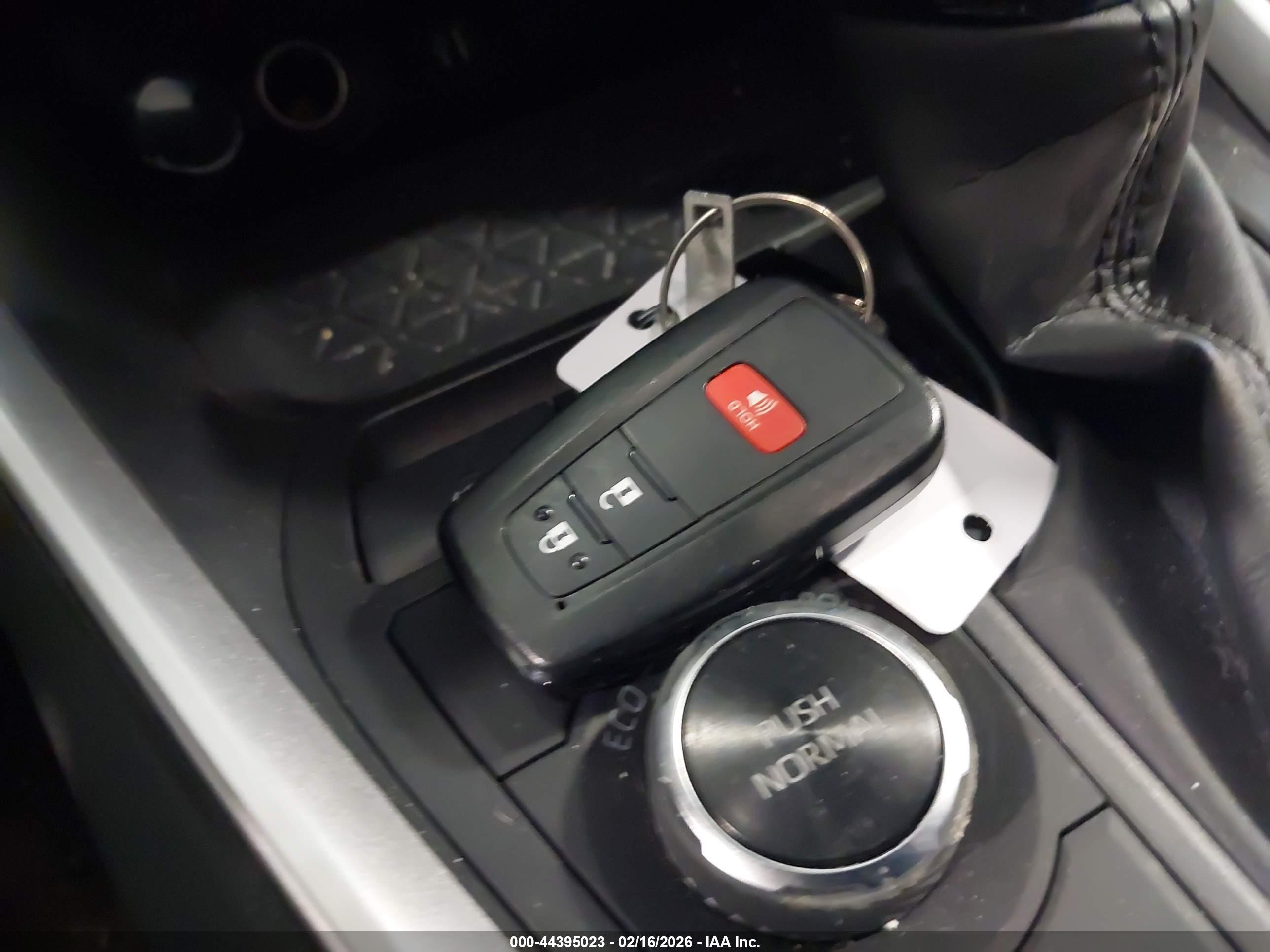 TOYOTA RAV4 image 11