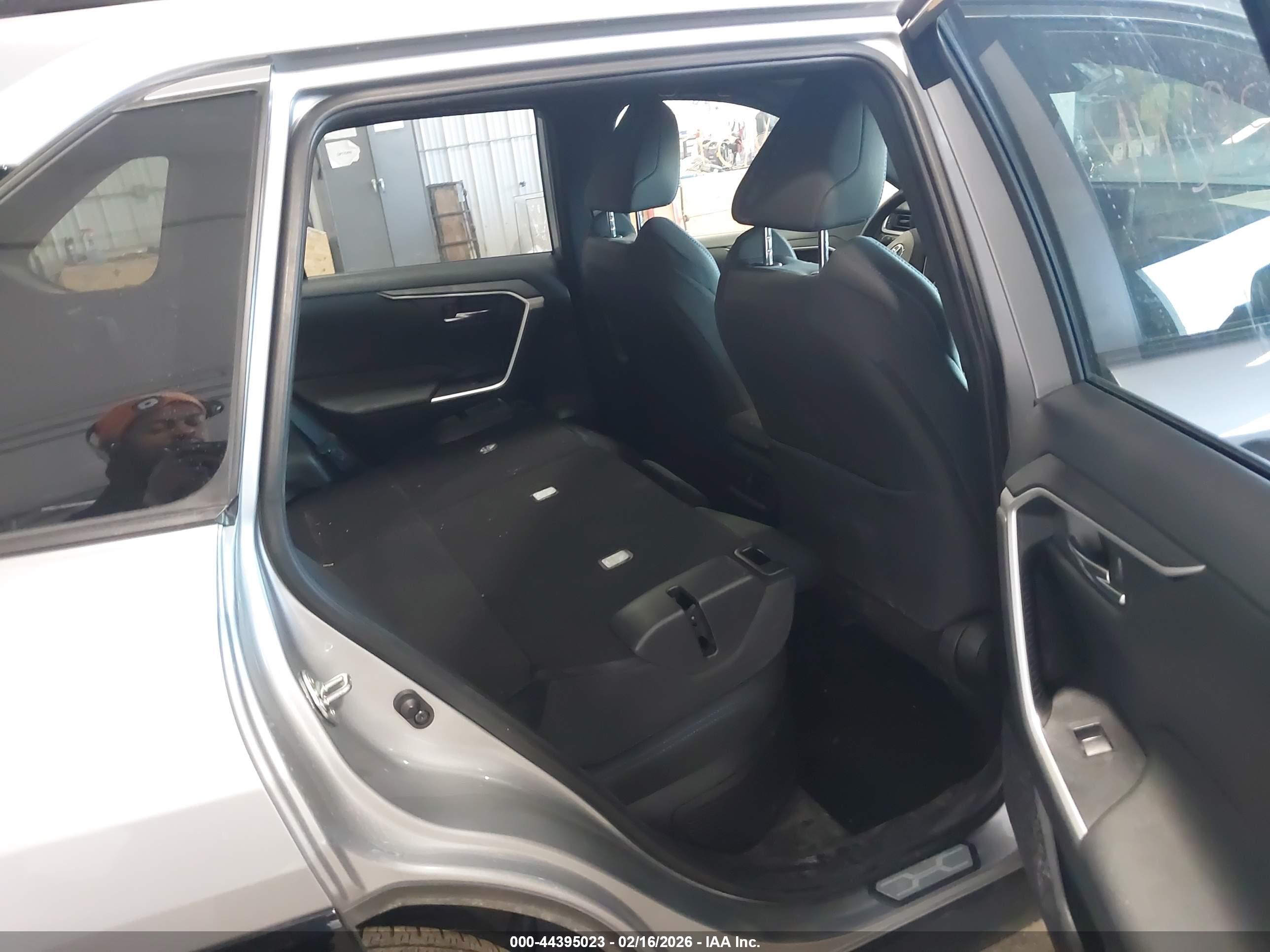 TOYOTA RAV4 image 8