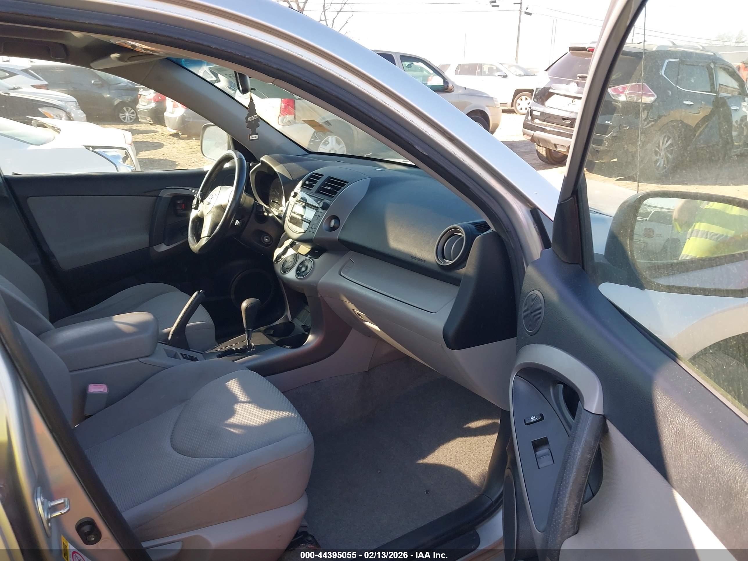 TOYOTA RAV4 image 5