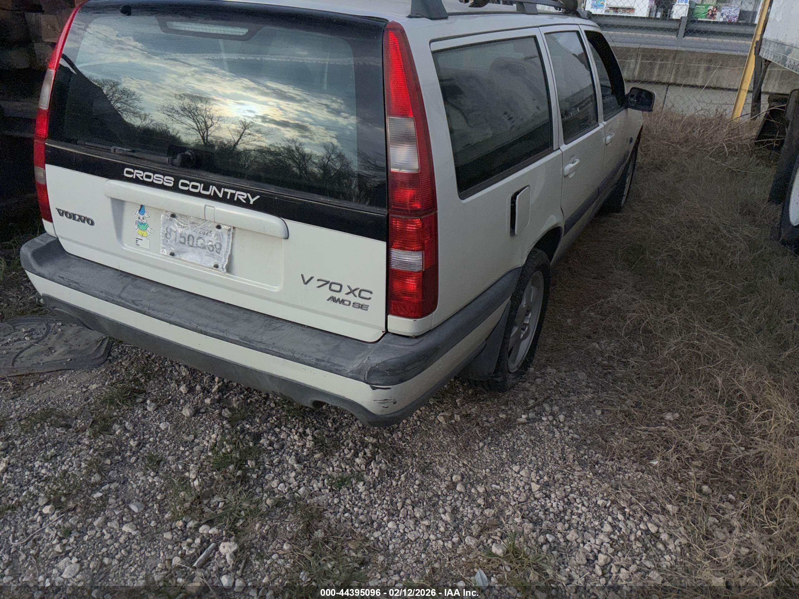 VOLVO V70 image 4