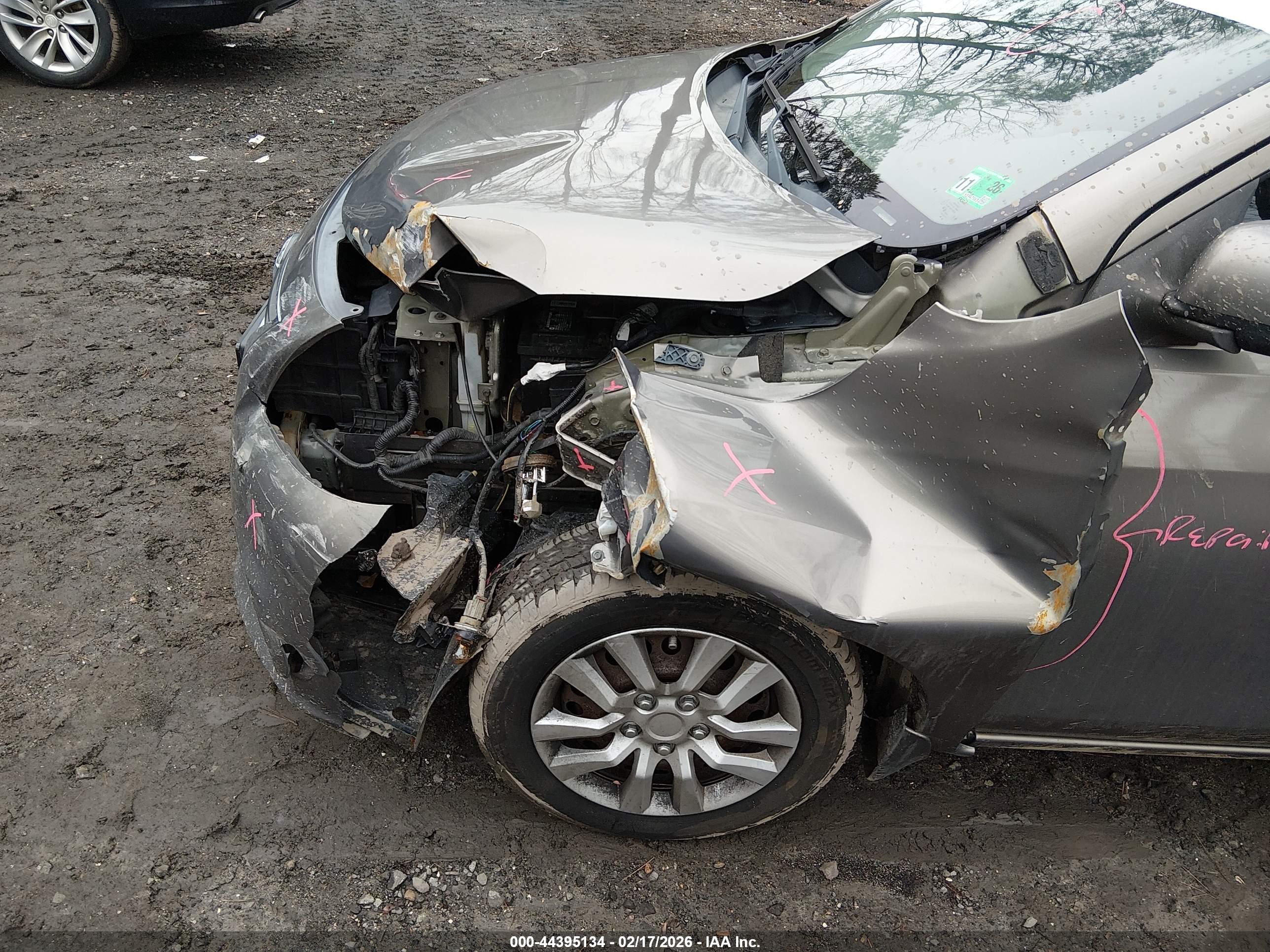 NISSAN VERSA image 6