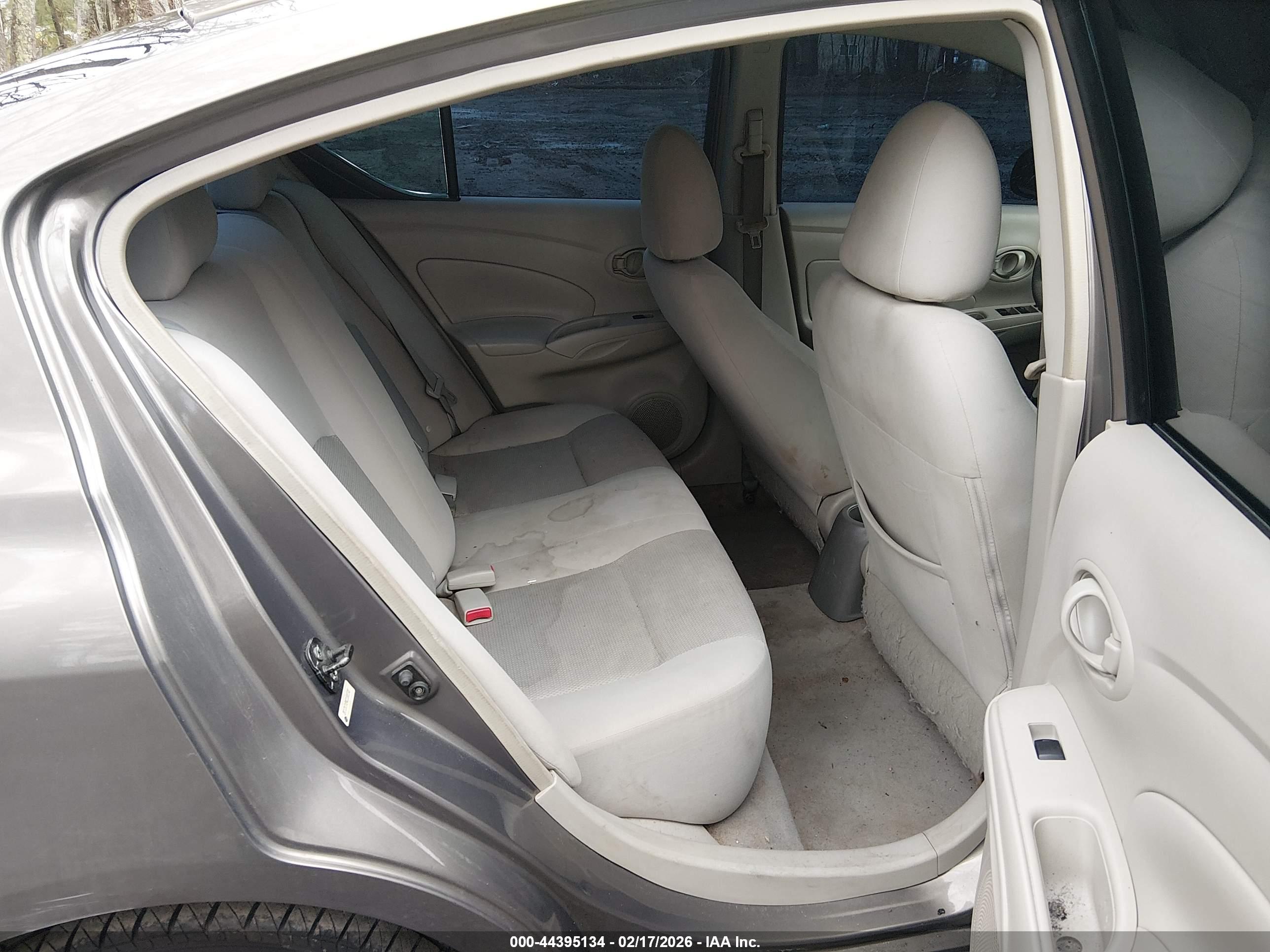 NISSAN VERSA image 8