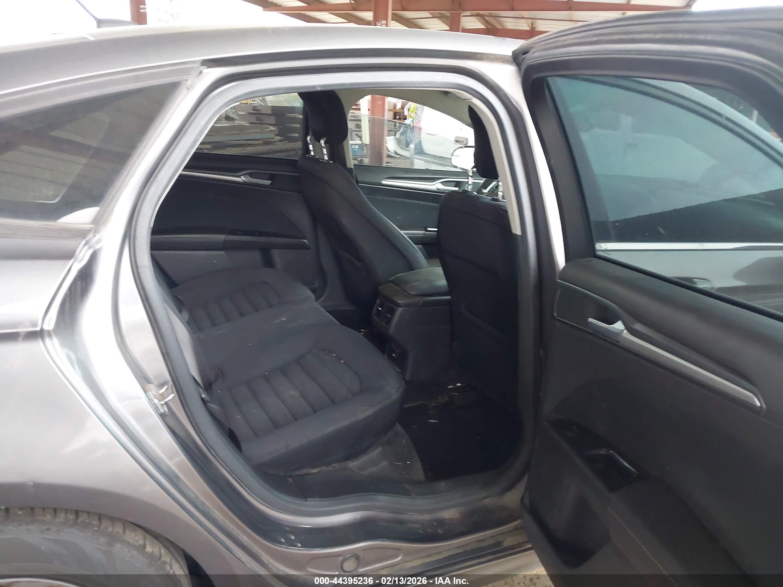 FORD FUSION image 8