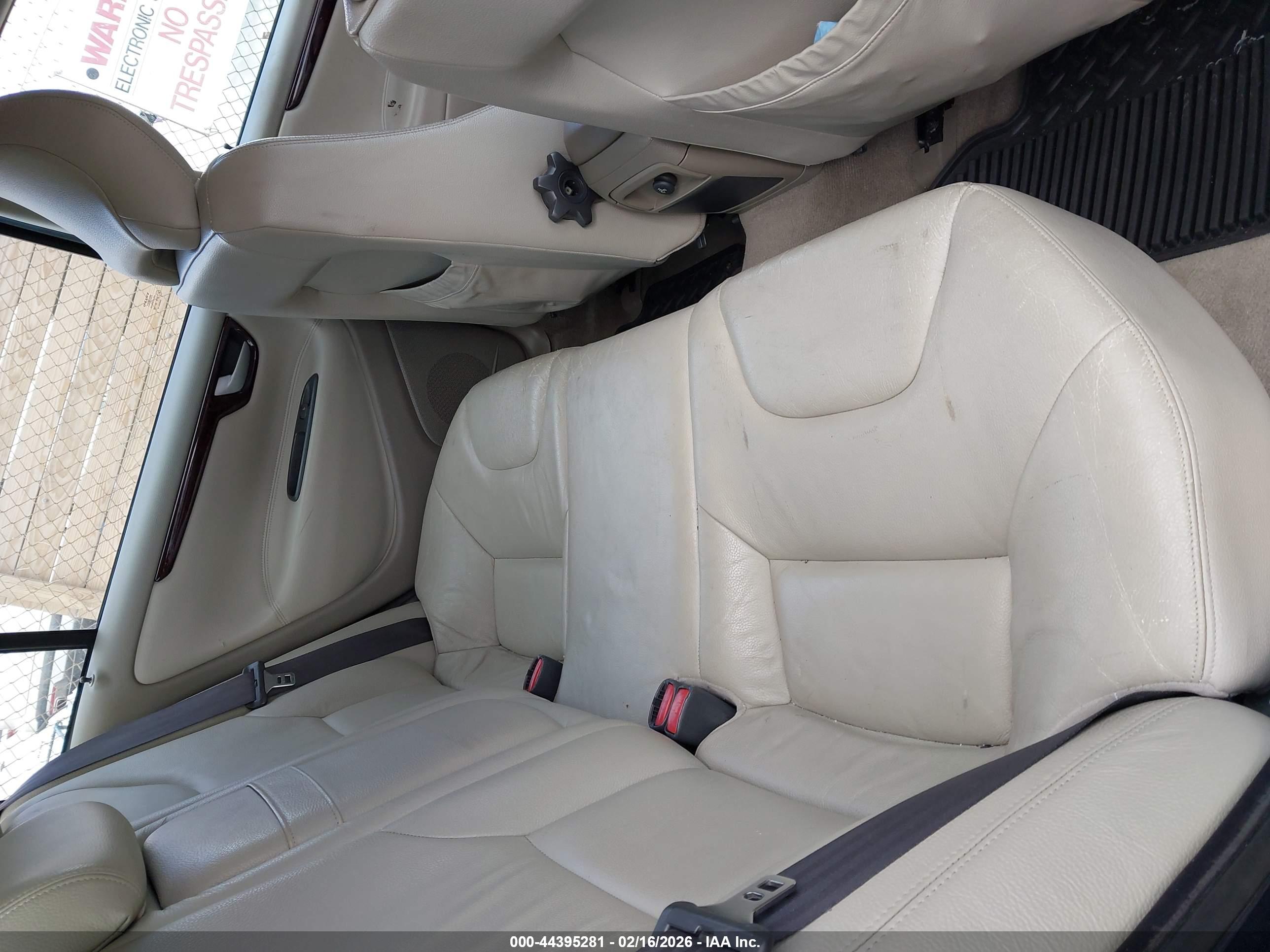 VOLVO S60 image 8