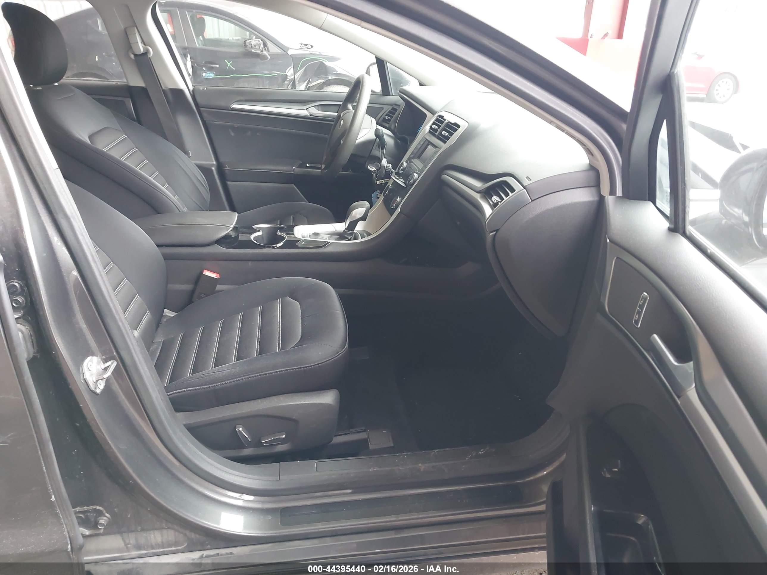 FORD FUSION image 5