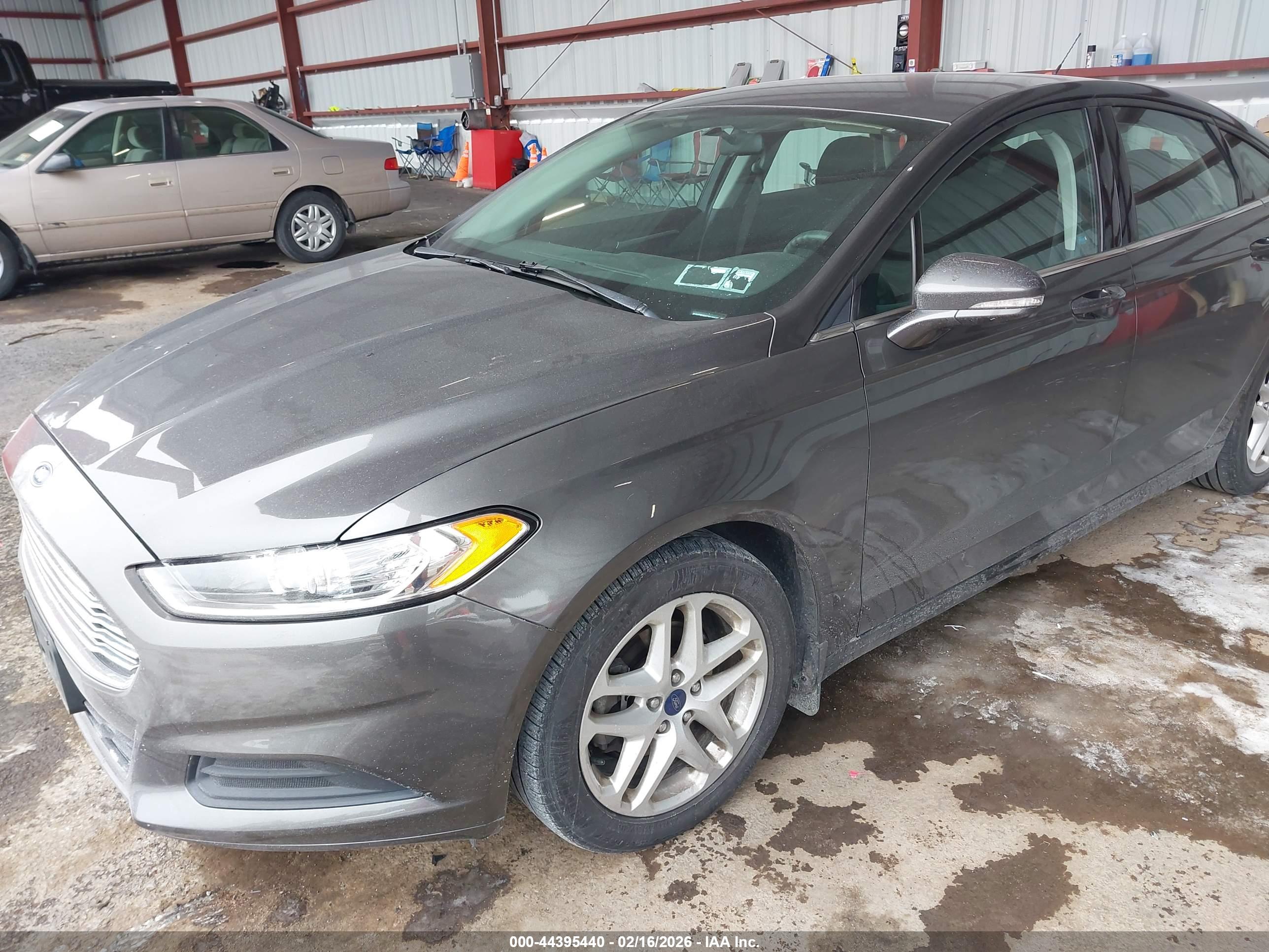 FORD FUSION image 6