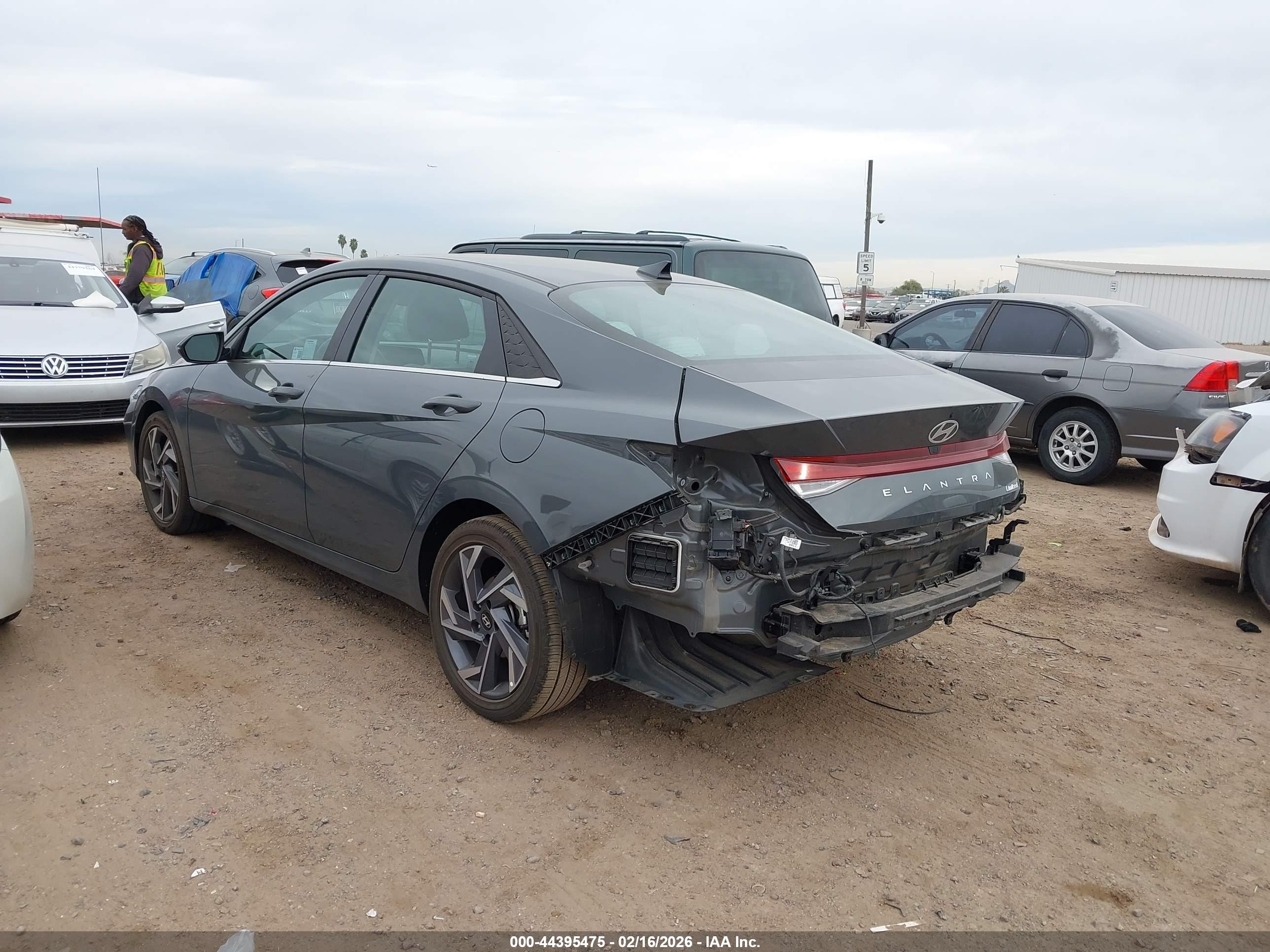 HYUNDAI ELANTRA image 3