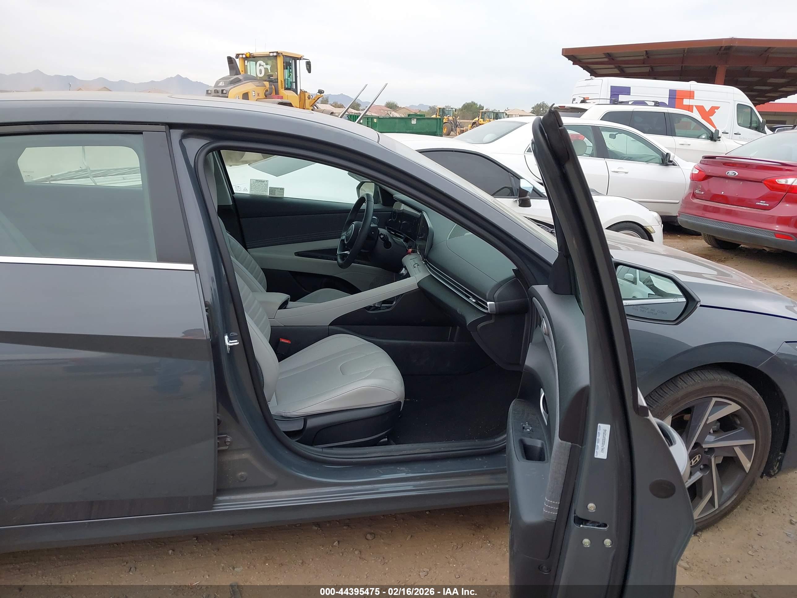 HYUNDAI ELANTRA image 5