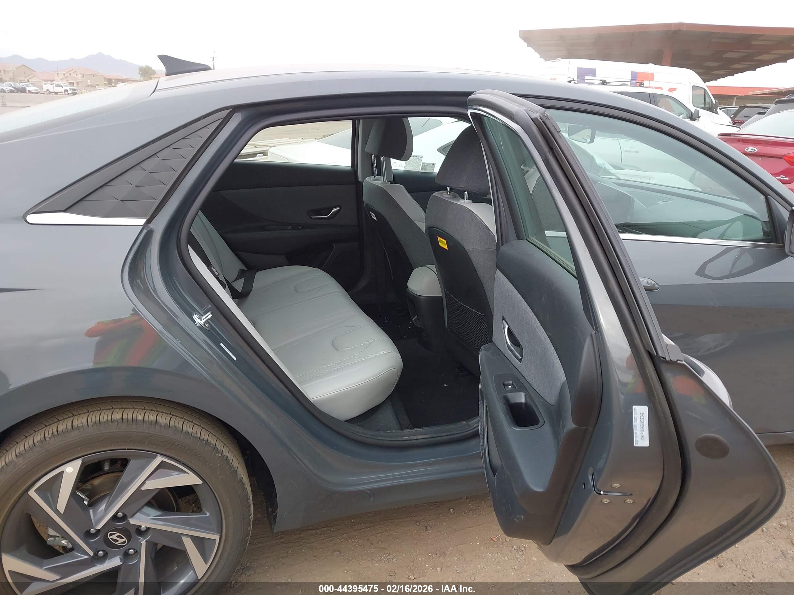 HYUNDAI ELANTRA image 8
