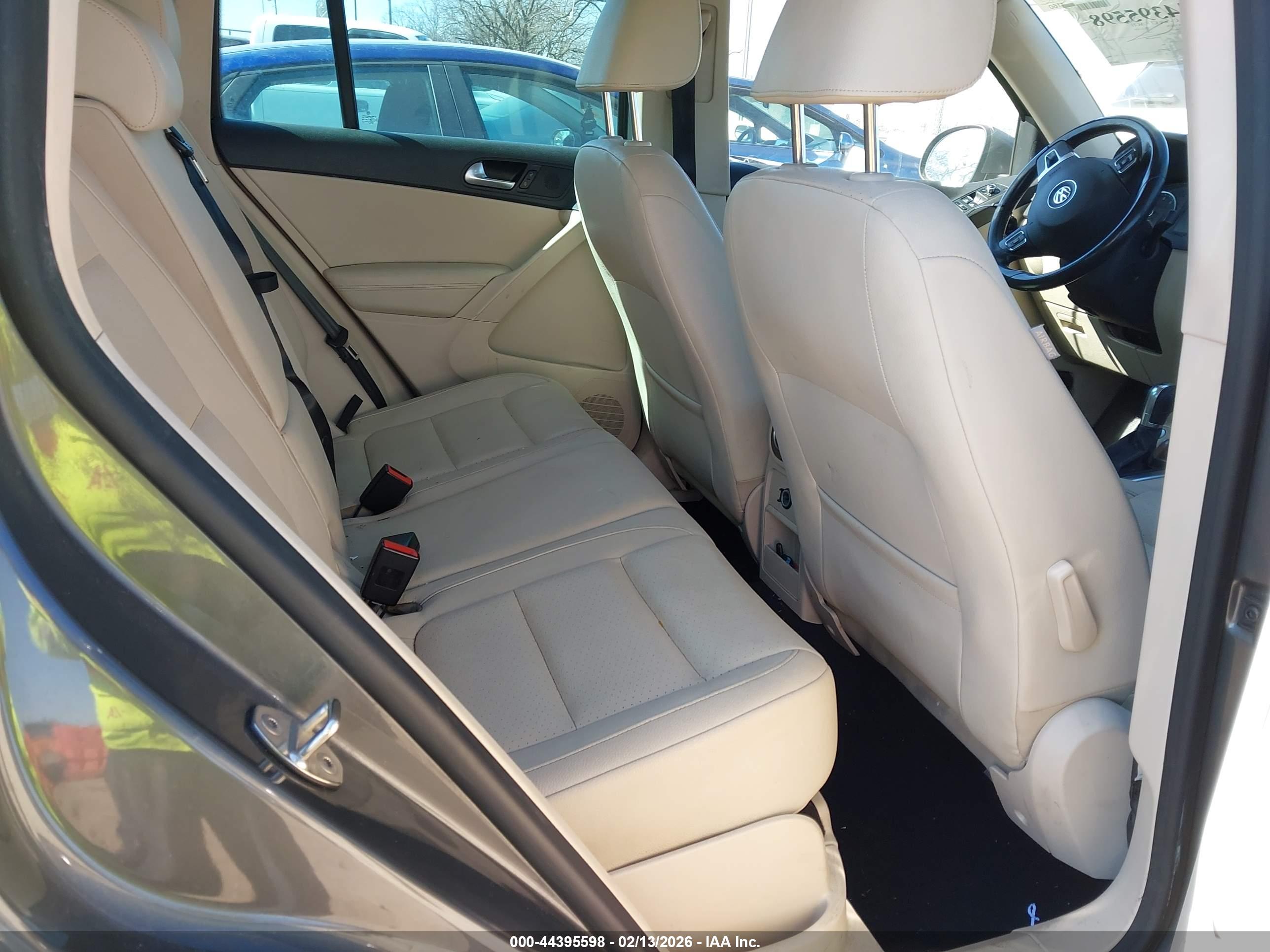 VOLKSWAGEN TIGUAN image 8