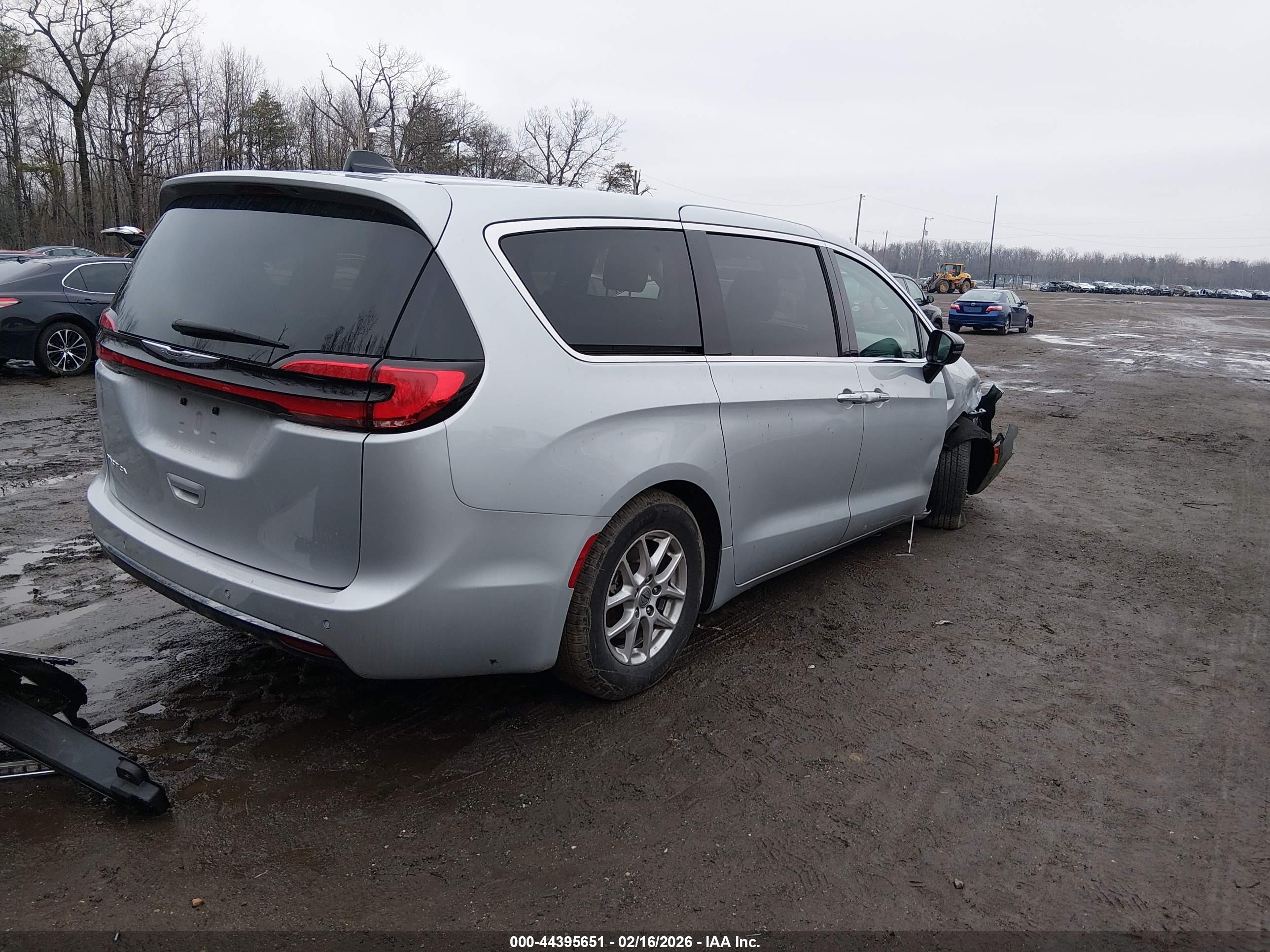 CHRYSLER PACIFICA image 4