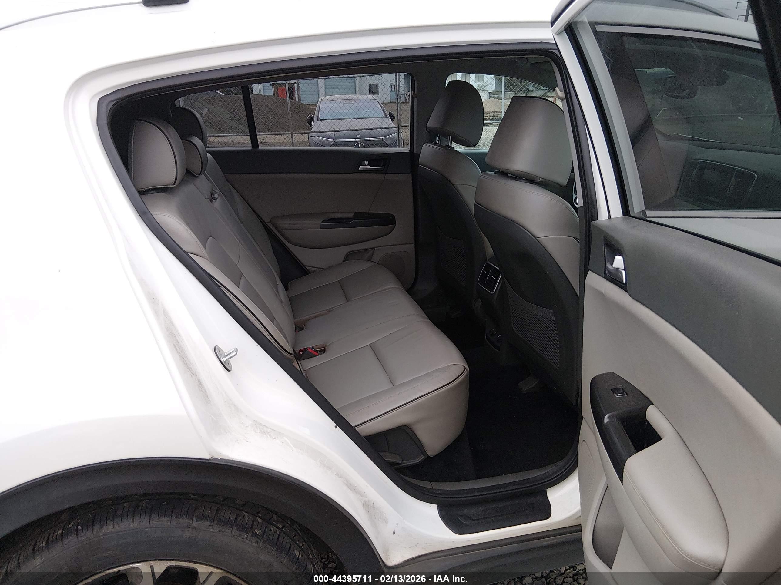 KIA SPORTAGE image 8