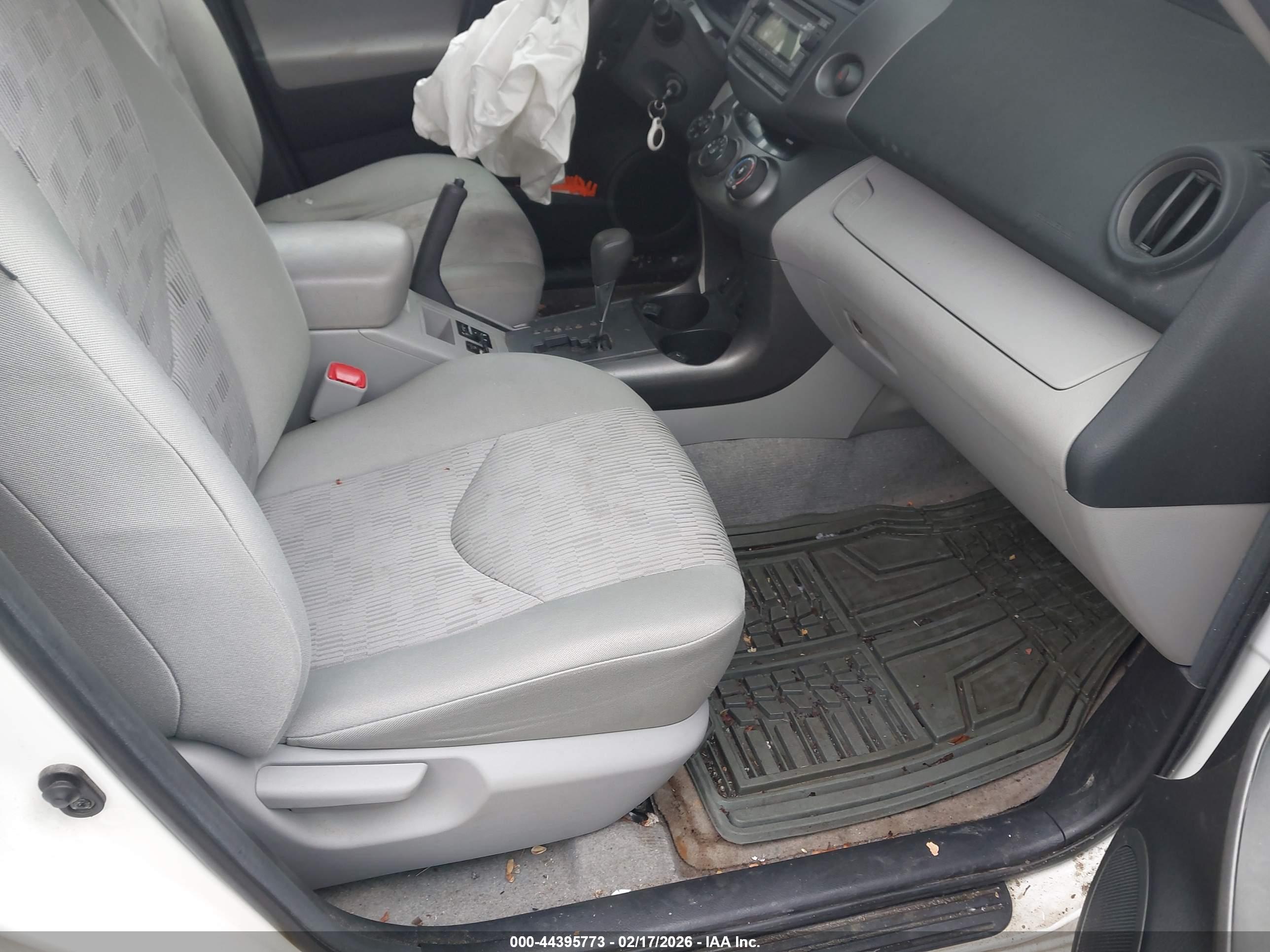 TOYOTA RAV4 image 5