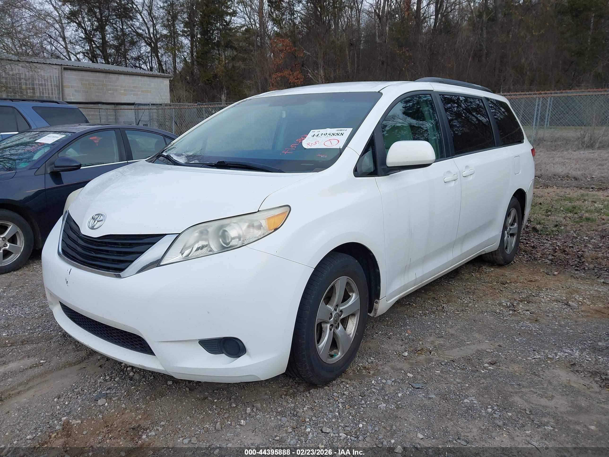 TOYOTA SIENNA image 2