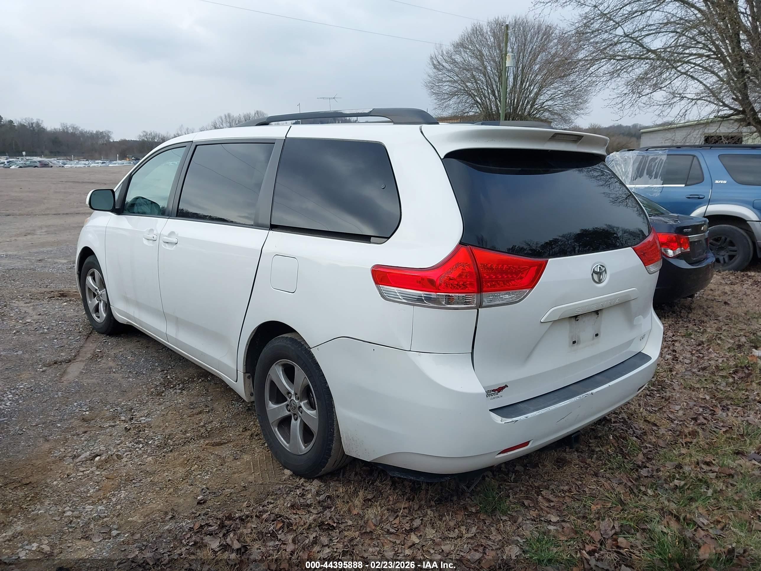 TOYOTA SIENNA image 3
