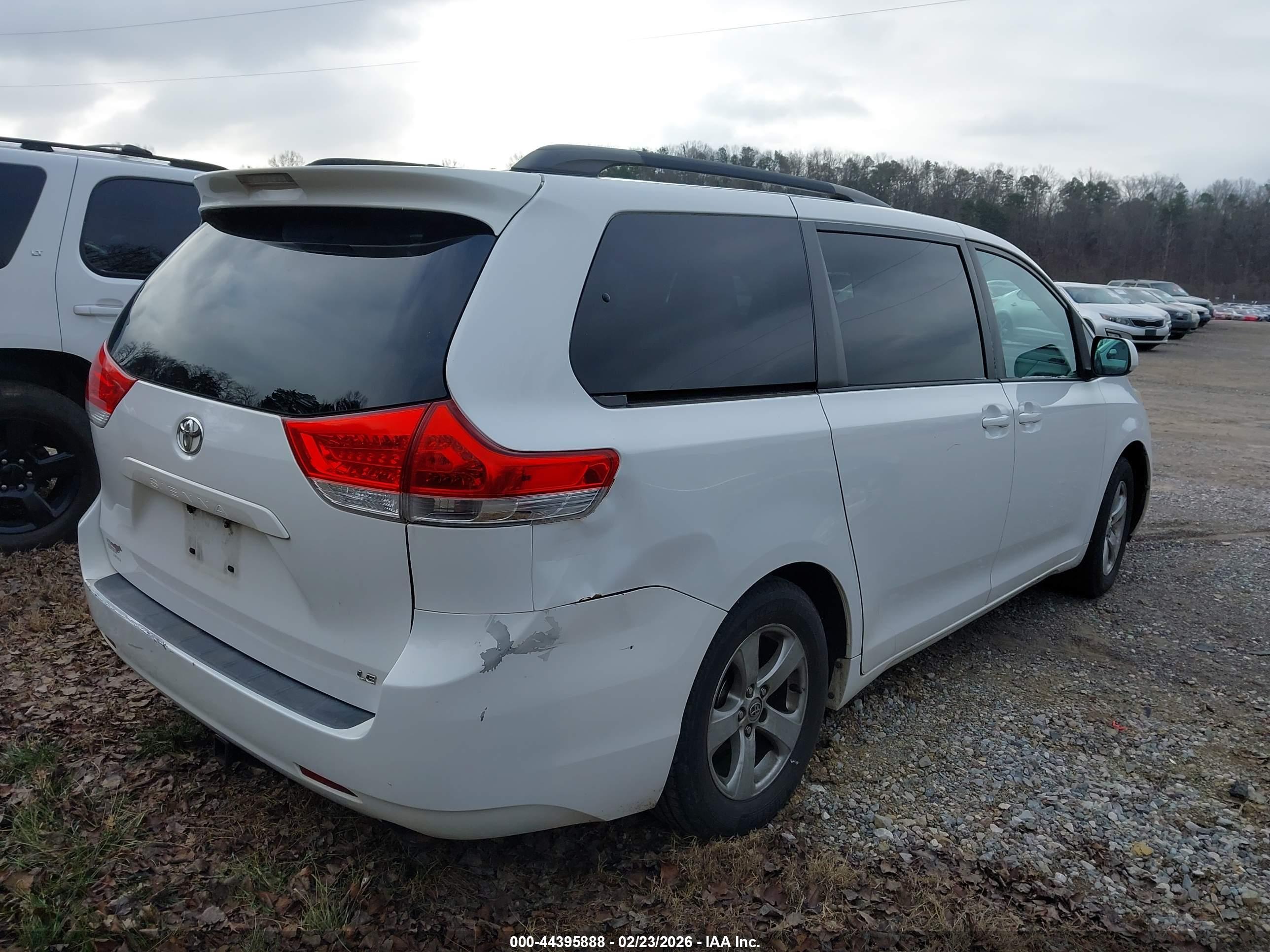 TOYOTA SIENNA image 4