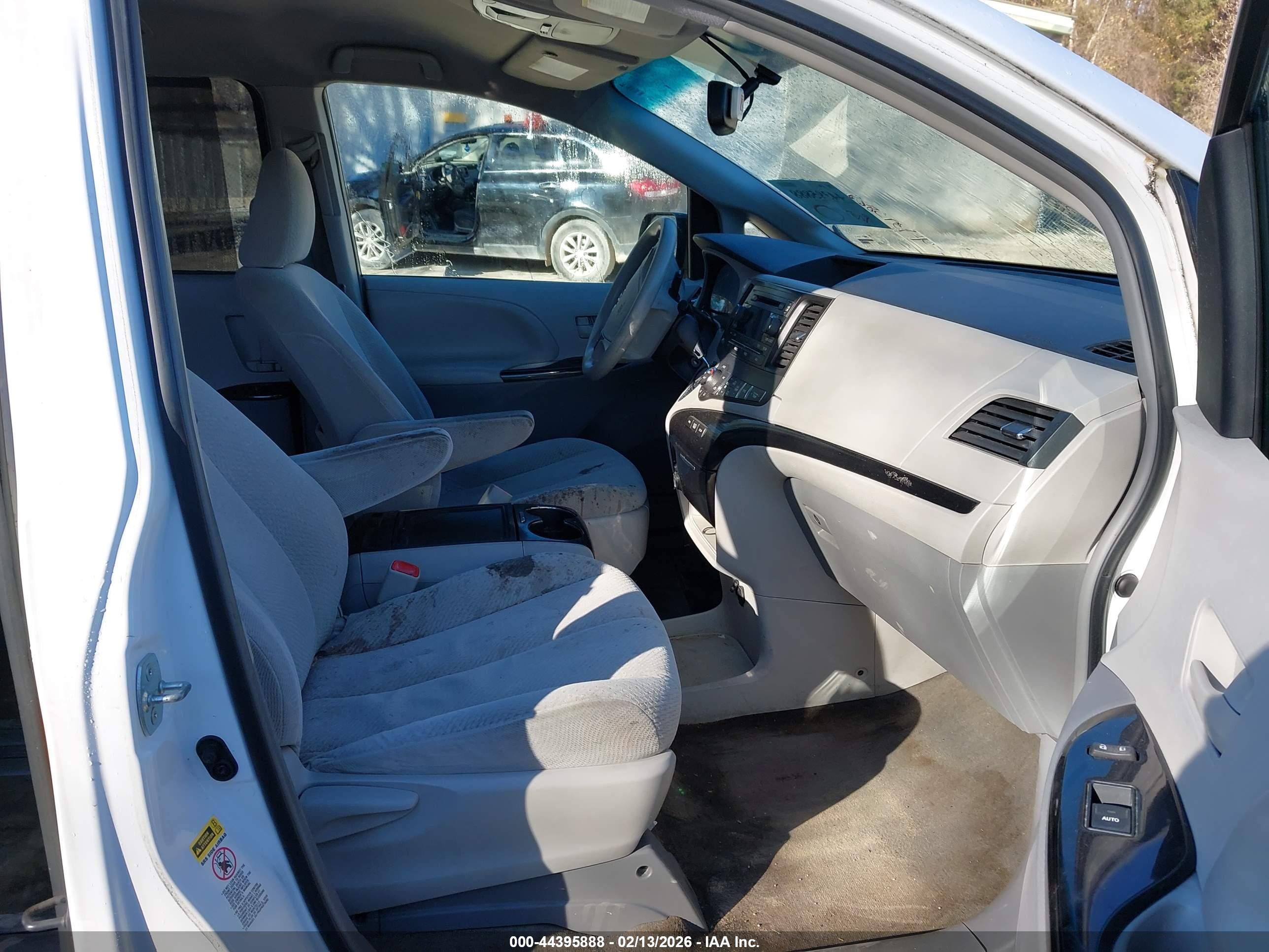 TOYOTA SIENNA image 5