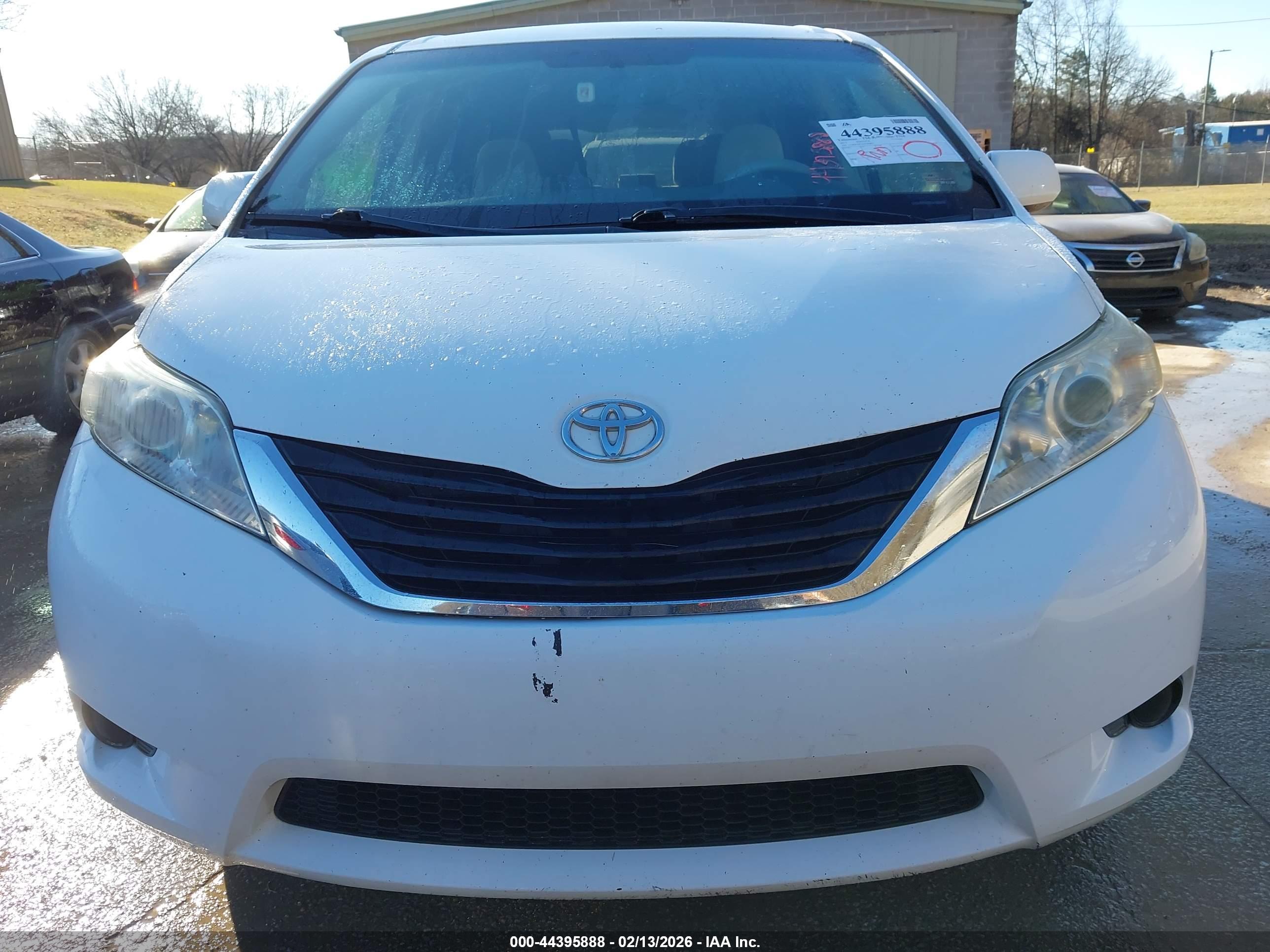 TOYOTA SIENNA image 6