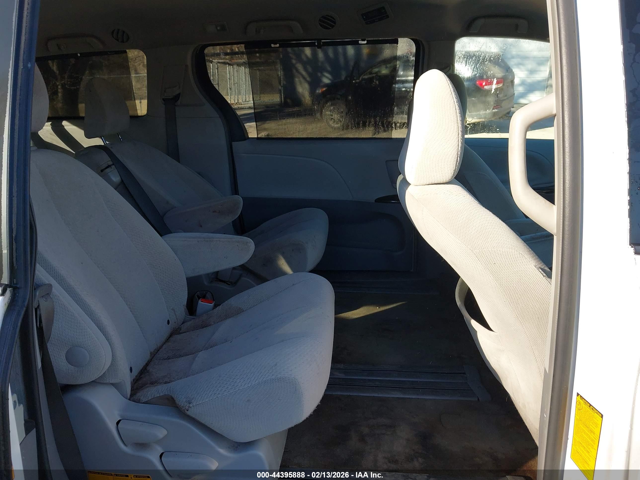 TOYOTA SIENNA image 8