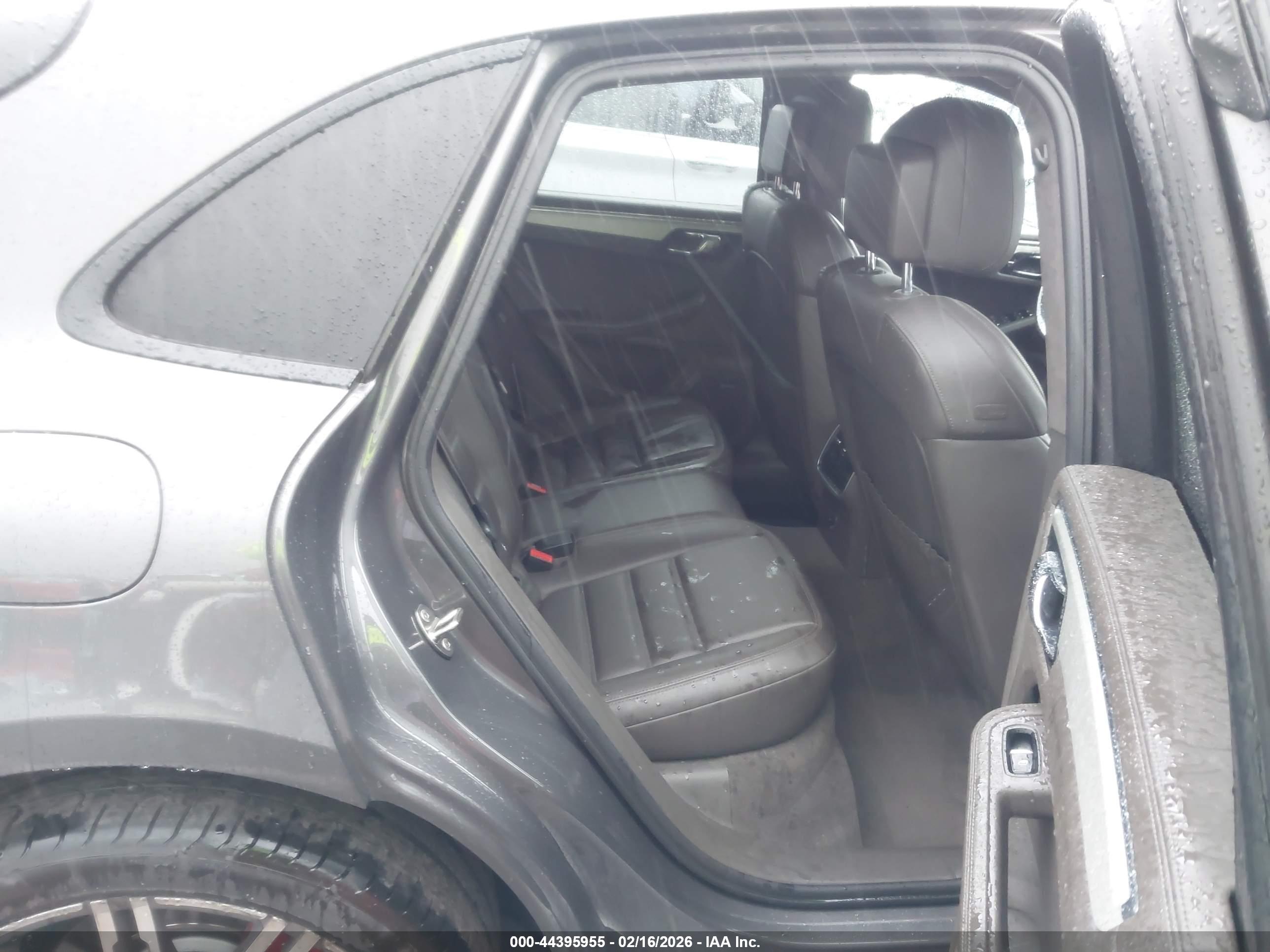 PORSCHE MACAN image 8